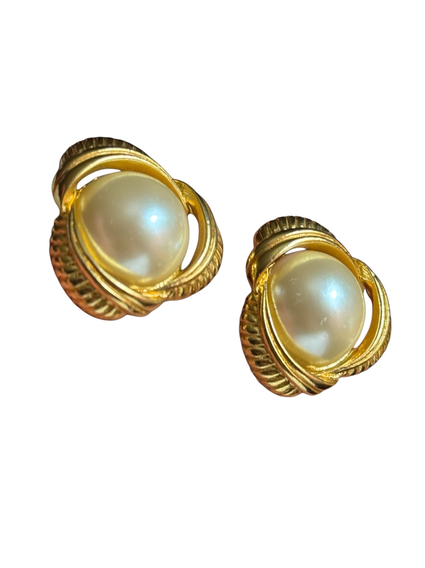 Vintage Sarah Coventry gold tone faux pearl clip-on earrings – 1960s mid-century classic