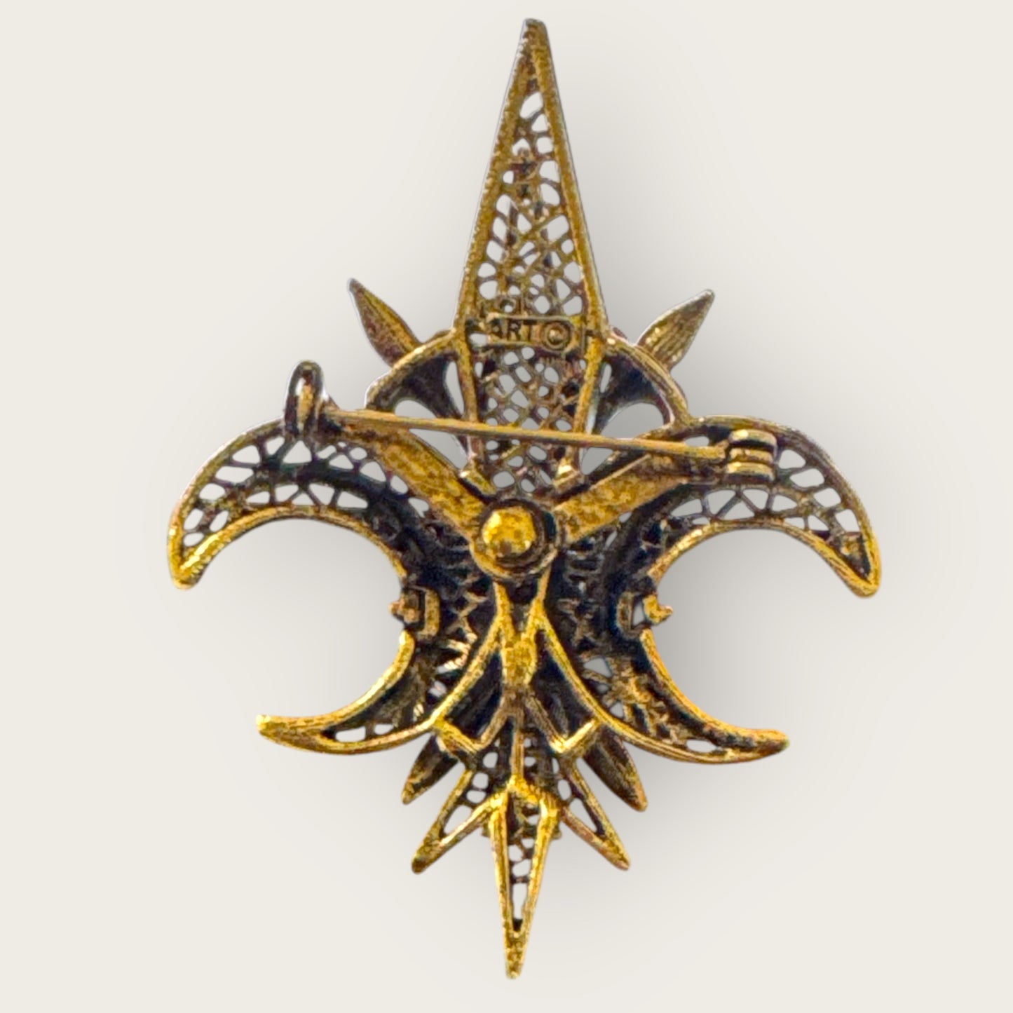 Vintage ART Signed Fleur-de-Lis Brooch in Antique Gold Tone – Filigree Openwork Pin