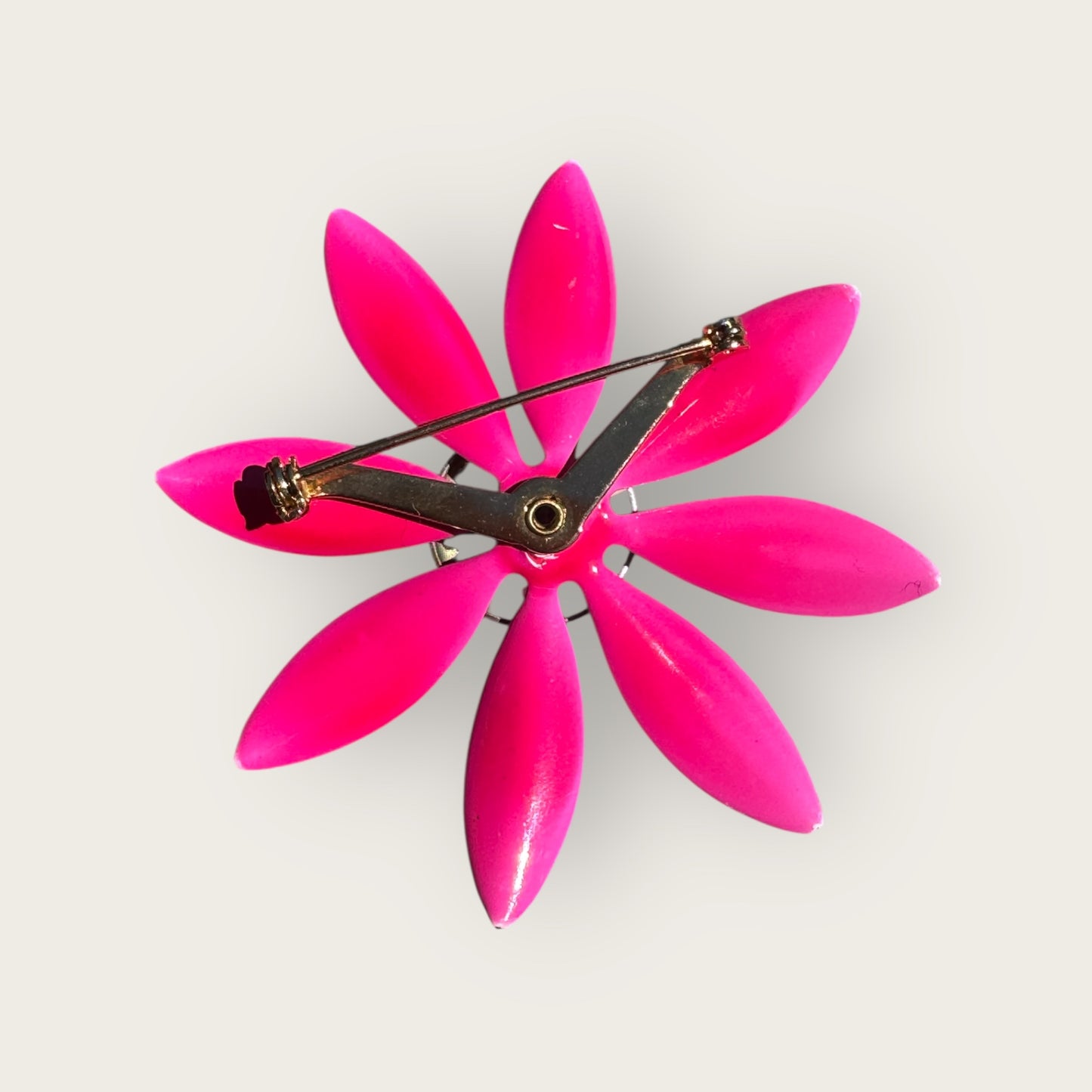 Vintage 1960s Hot Pink and Green Enamel Flower Brooch – Mod Daisy Pin