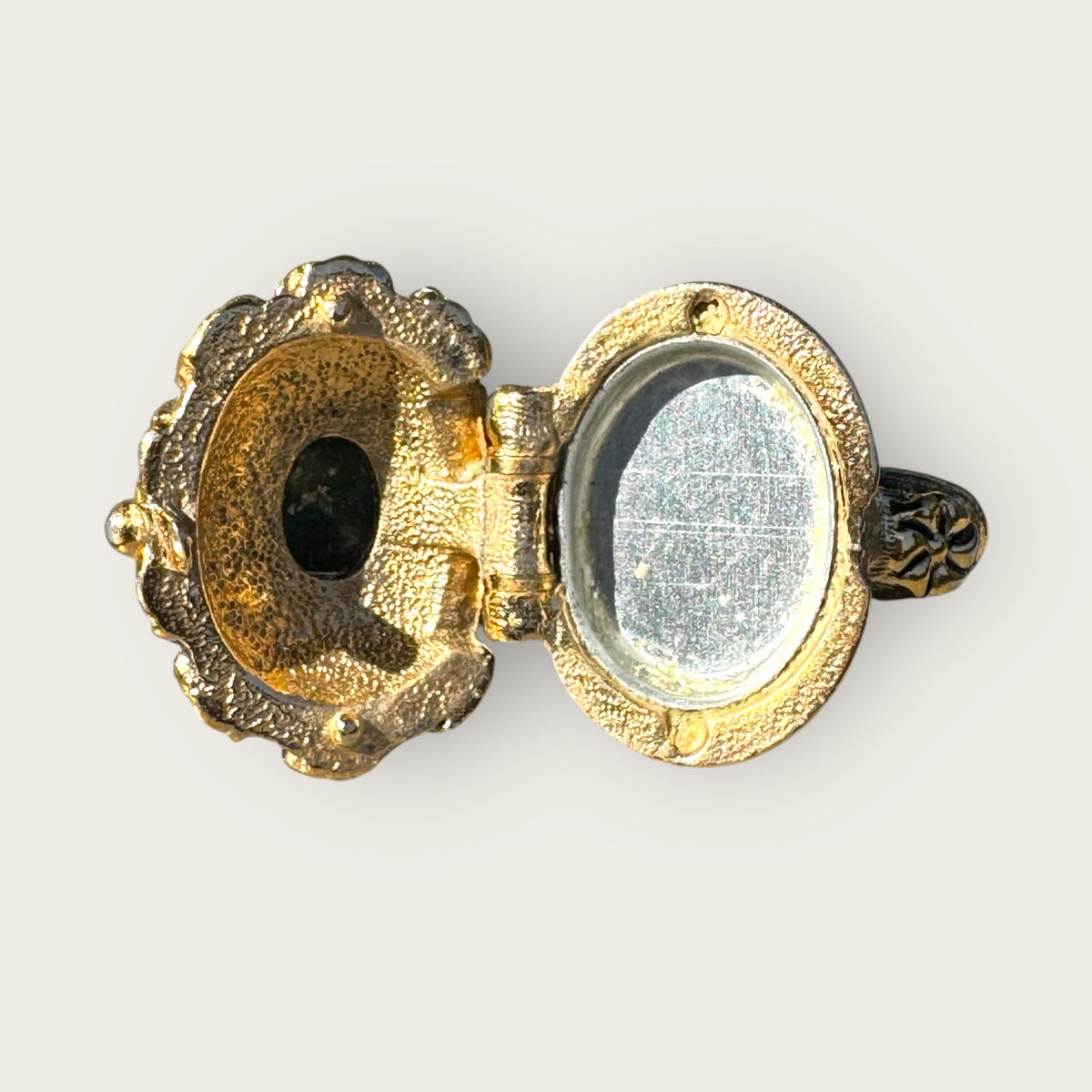 Vintage Sarah Coventry Perfume Locket Ring – Green Marbled Glass Cabochon, Gold-Tone Filigree, Adjustable, 1960s