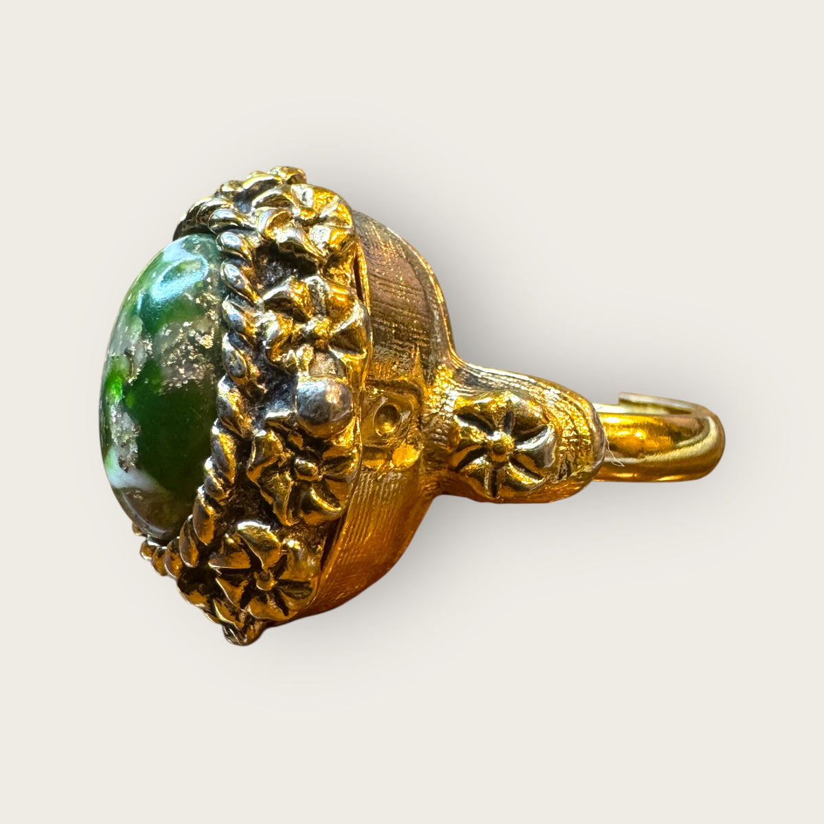 Vintage Sarah Coventry Perfume Locket Ring – Green Marbled Glass Cabochon, Gold-Tone Filigree, Adjustable, 1960s