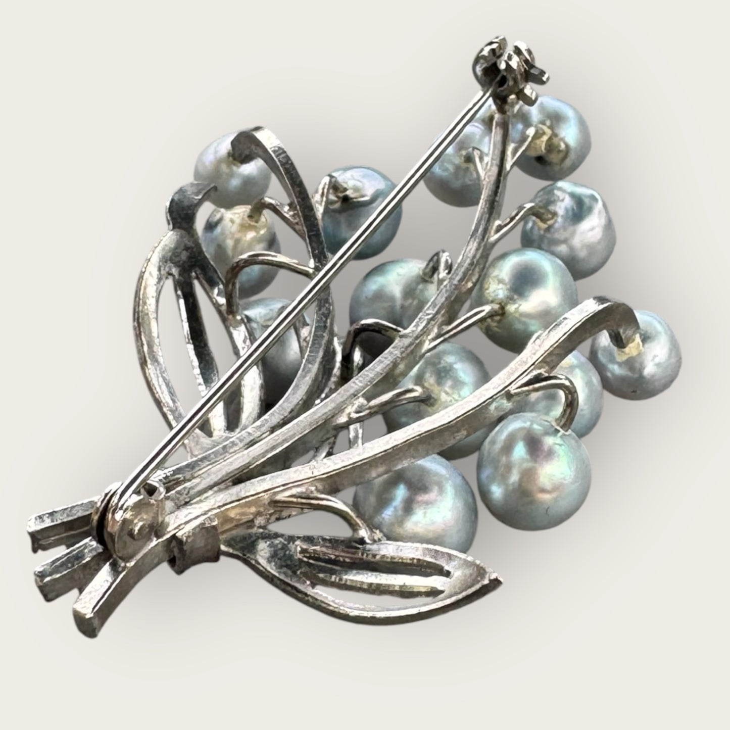 Vintage Gray Pearl Floral Spray Brooch – Mid-Century Costume Elegance