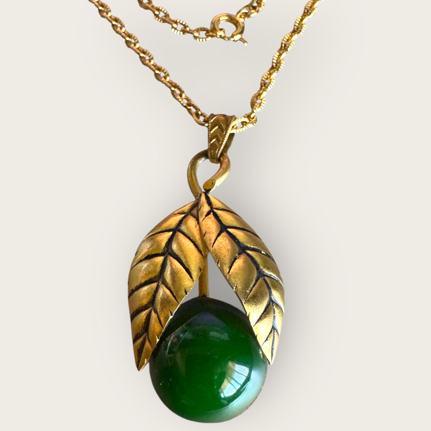 Vintage Green Bakelite Orb Pendant Necklace – Gold Tone Leaf Design, 1940s Retro Statement