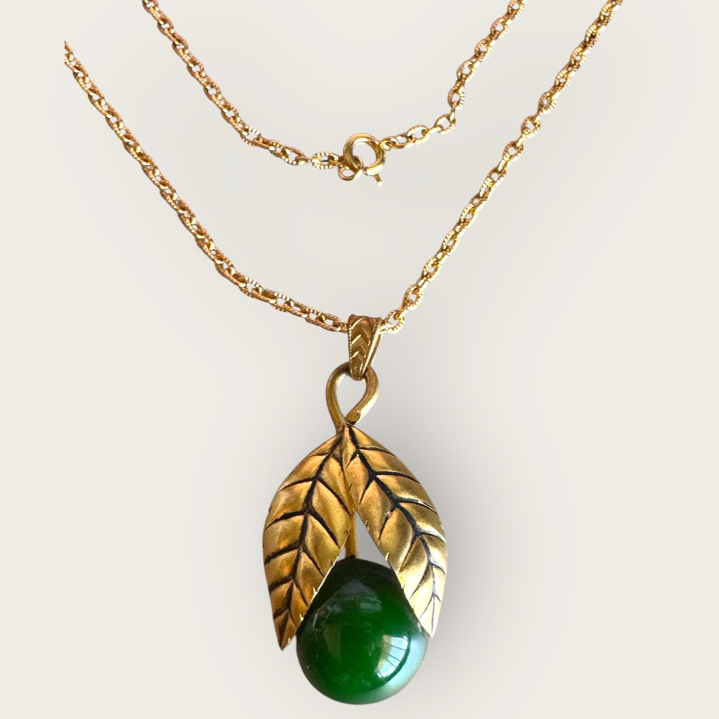 Vintage Green Bakelite Orb Pendant Necklace – Gold Tone Leaf Design, 1940s Retro Statement