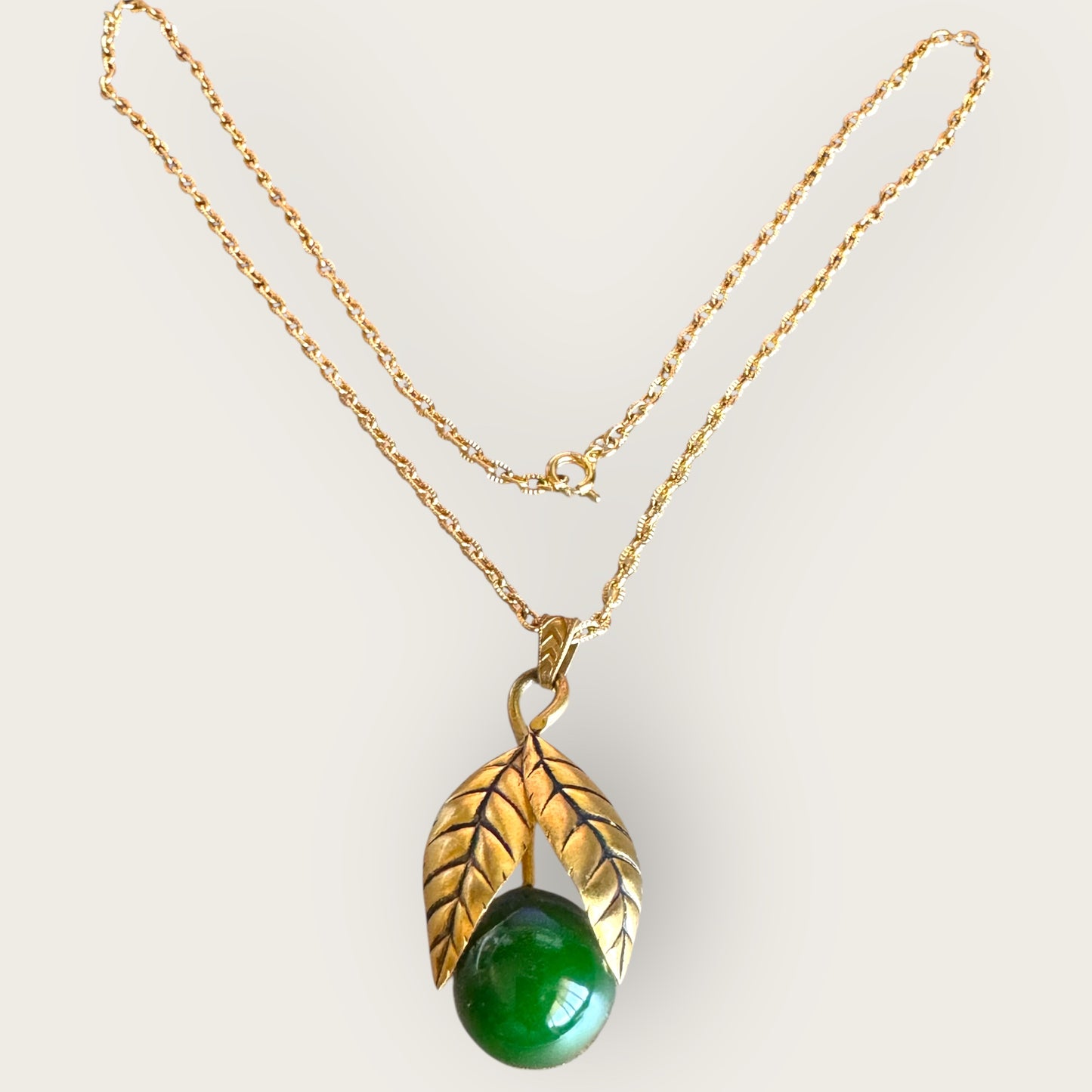 Vintage Green Bakelite Orb Pendant Necklace – Gold Tone Leaf Design, 1940s Retro Statement