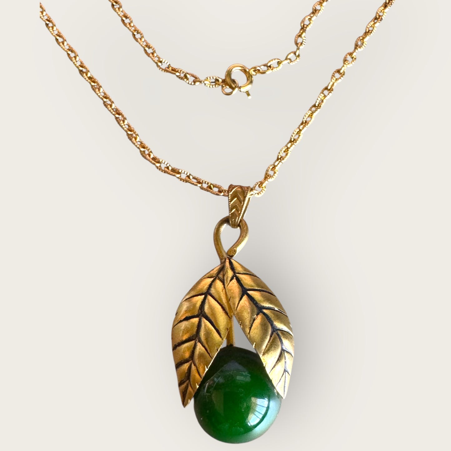Vintage Green Bakelite Orb Pendant Necklace – Gold Tone Leaf Design, 1940s Retro Statement