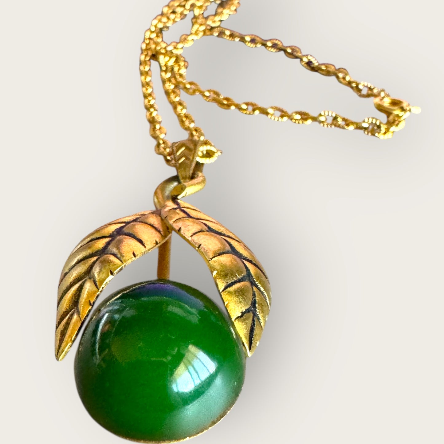 Vintage Green Bakelite Orb Pendant Necklace – Gold Tone Leaf Design, 1940s Retro Statement
