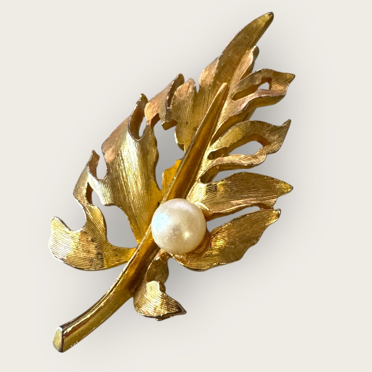 Vintage Capri Cultured Pearl Leaf Brooch – Textured Gold-Tone Statement Pin