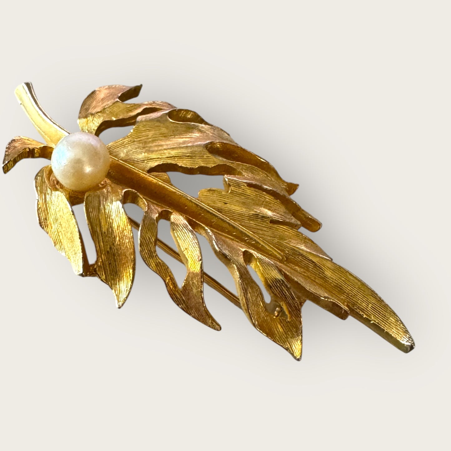 Vintage Capri Cultured Pearl Leaf Brooch – Textured Gold-Tone Statement Pin