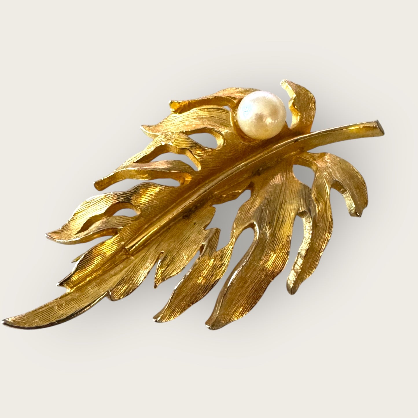 Vintage Capri Cultured Pearl Leaf Brooch – Textured Gold-Tone Statement Pin