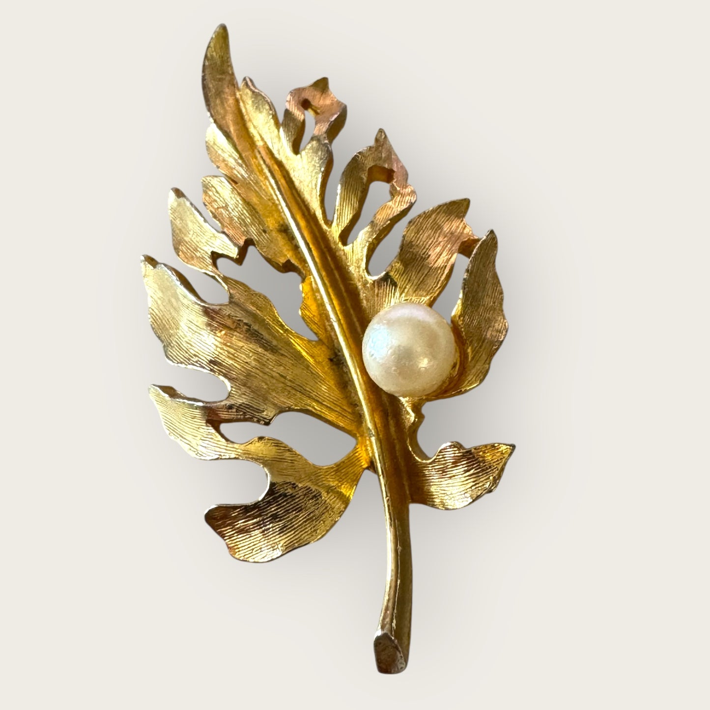 Vintage Capri Cultured Pearl Leaf Brooch – Textured Gold-Tone Statement Pin