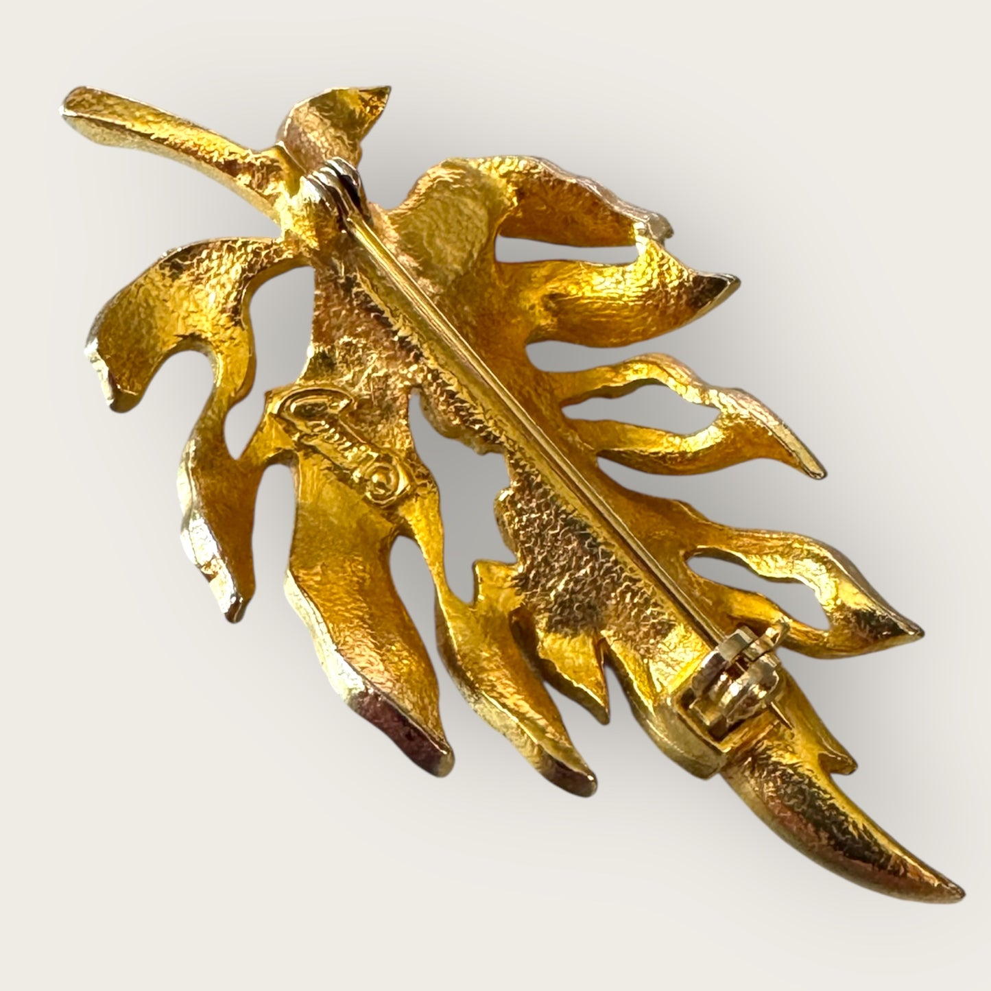 Vintage Capri Cultured Pearl Leaf Brooch – Textured Gold-Tone Statement Pin