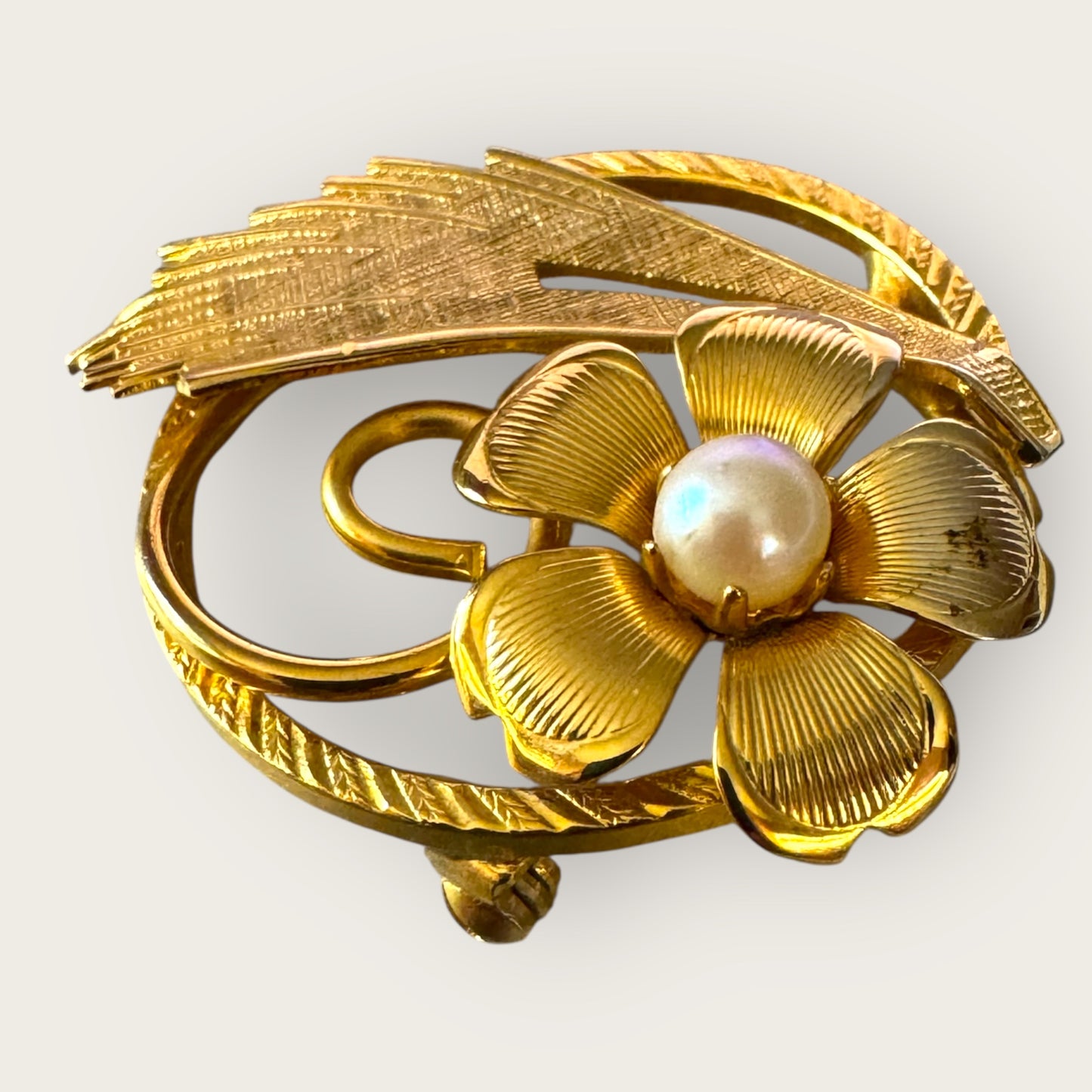 Vintage Gold-Tone Textured Floral Brooch with Cultured Pearl – 1950s Circle Pin