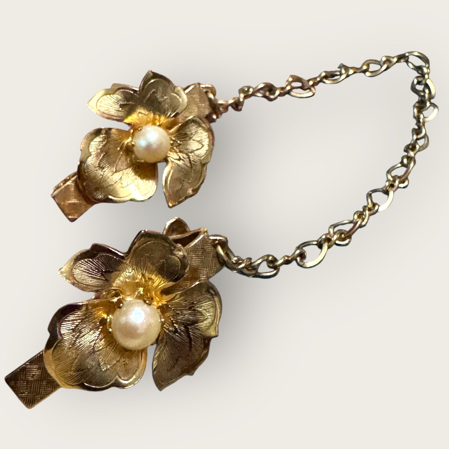 Vintage 1950s Gold Plated Sweater Guard with Cultured Pearls – Floral Clips, Patent 2853781