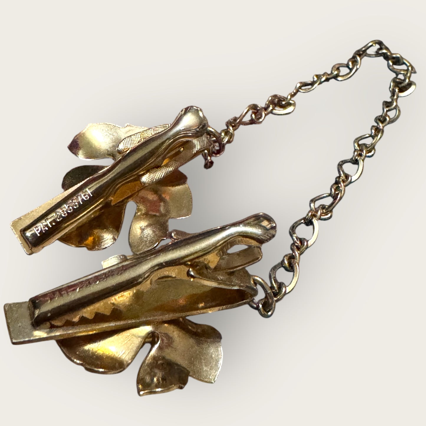 Vintage 1950s Gold Plated Sweater Guard with Cultured Pearls – Floral Clips, Patent 2853781