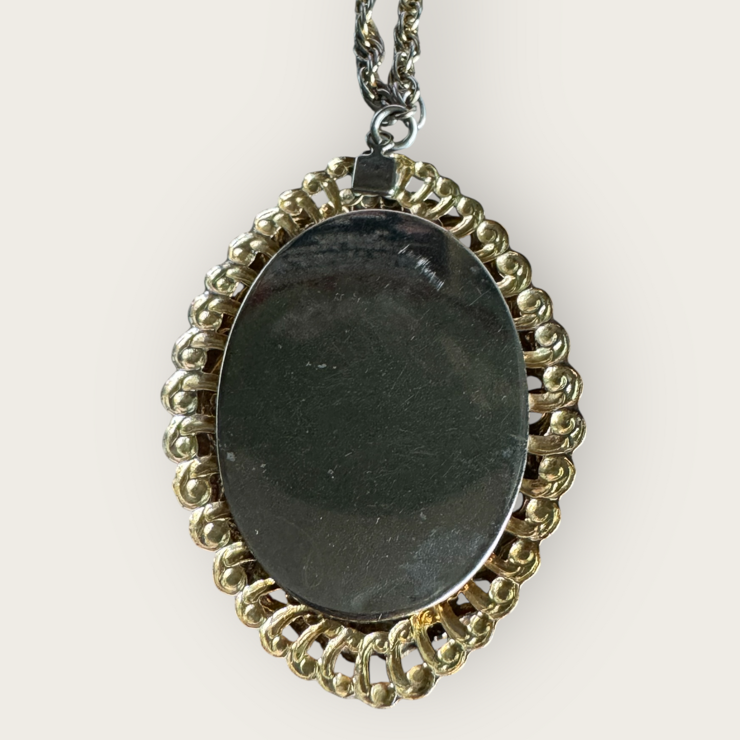 Vintage 1970s Gold-Tone Statement Pendant Necklace – Ornate Embossed Setting with Amber Glass Stone