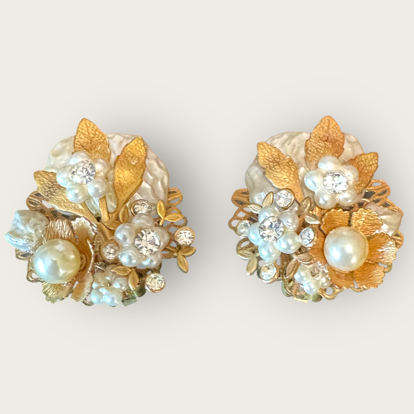Unsigned Beau Jewels Vintage Gold-Tone & Faux Pearl Floral Clip-On Earrings – Mid-Century Statement Jewelry