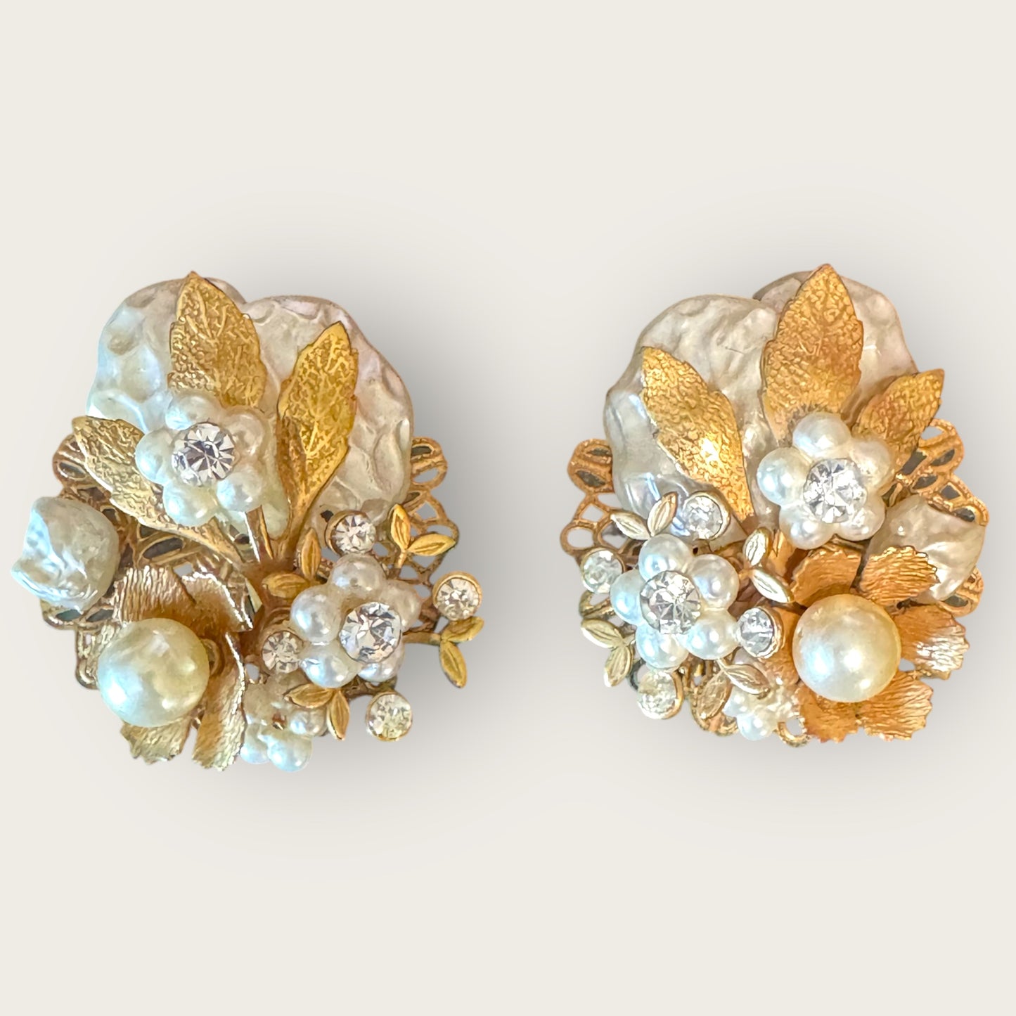 Unsigned Beau Jewels Vintage Gold-Tone & Faux Pearl Floral Clip-On Earrings – Mid-Century Statement Jewelry