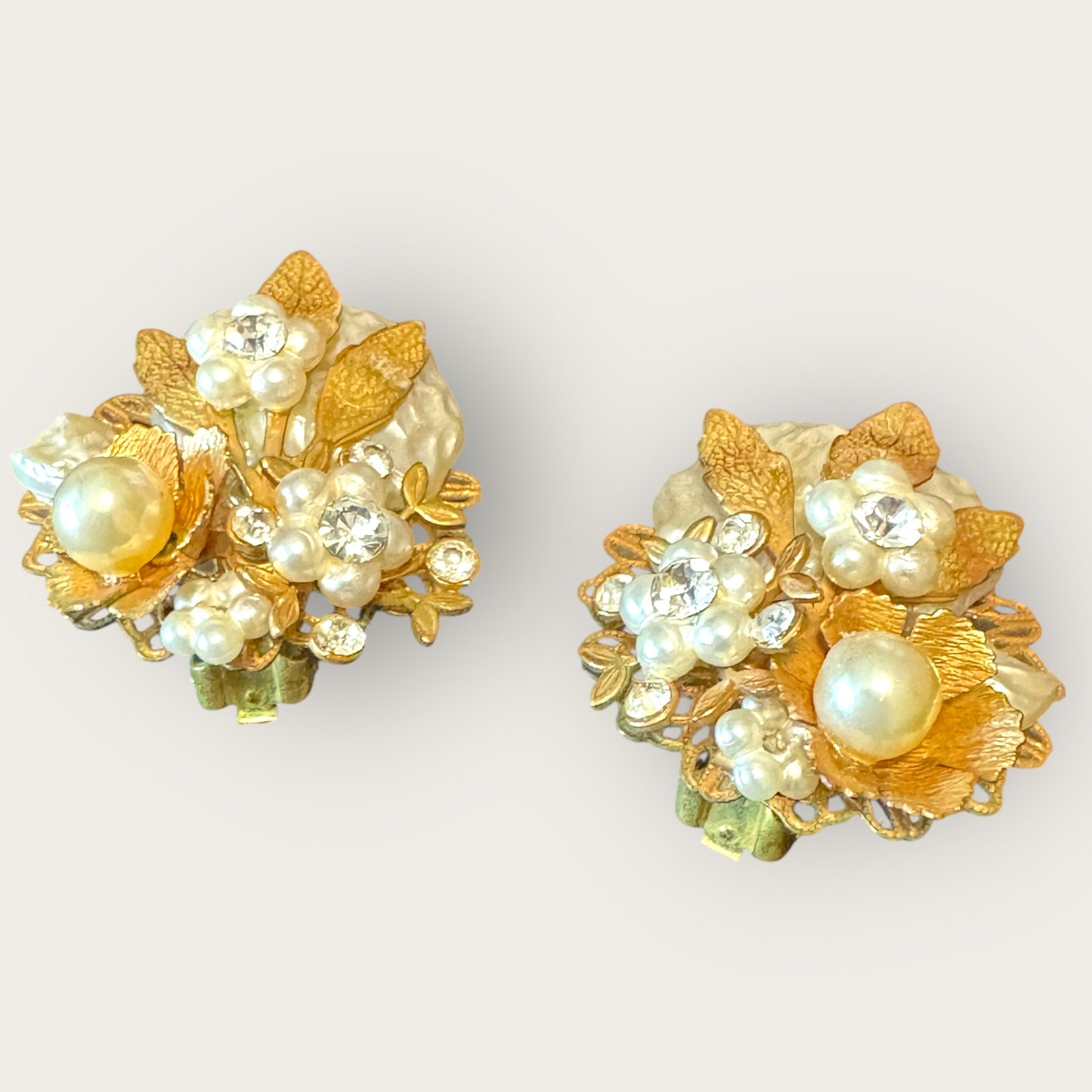 Unsigned Beau Jewels Vintage Gold-Tone & Faux Pearl Floral Clip-On Earrings – Mid-Century Statement Jewelry