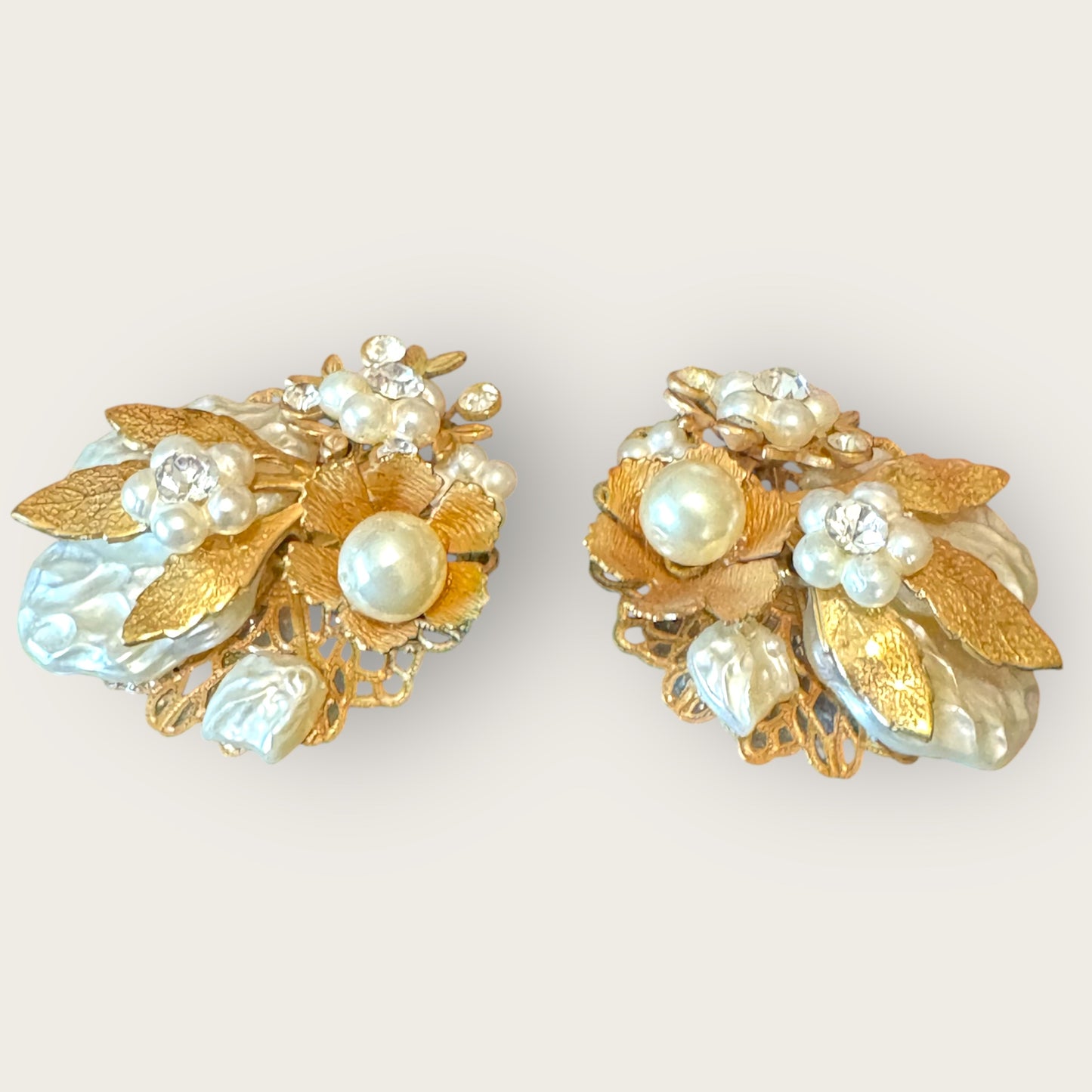 Unsigned Beau Jewels Vintage Gold-Tone & Faux Pearl Floral Clip-On Earrings – Mid-Century Statement Jewelry