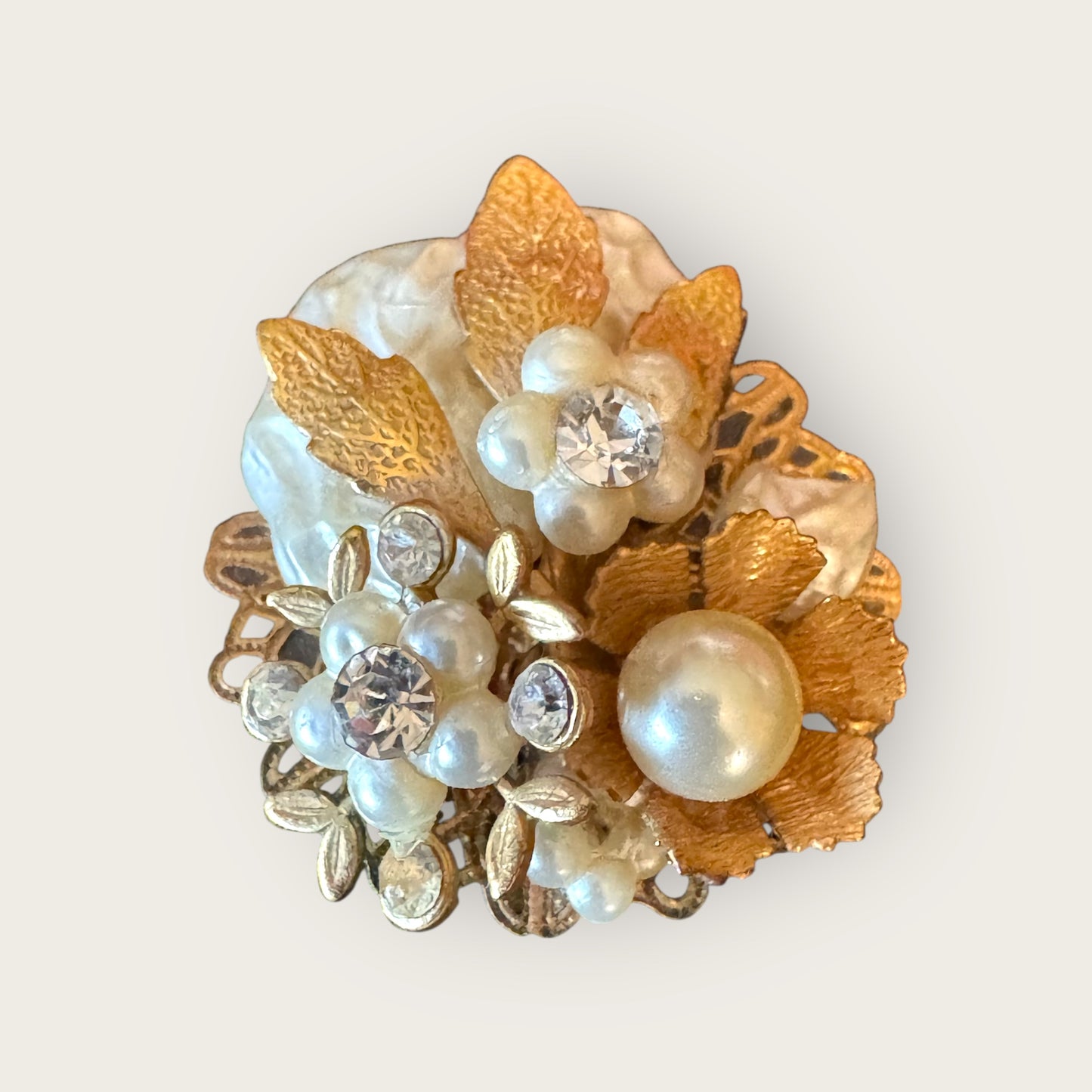 Unsigned Beau Jewels Vintage Gold-Tone & Faux Pearl Floral Clip-On Earrings – Mid-Century Statement Jewelry