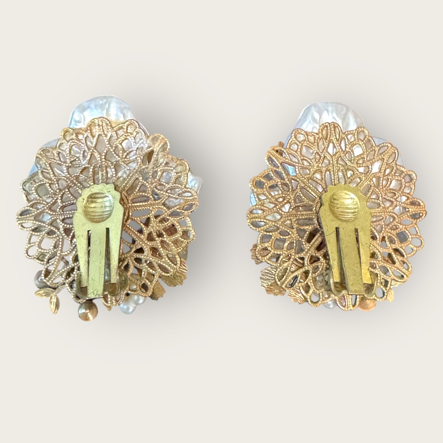 Unsigned Beau Jewels Vintage Gold-Tone & Faux Pearl Floral Clip-On Earrings – Mid-Century Statement Jewelry