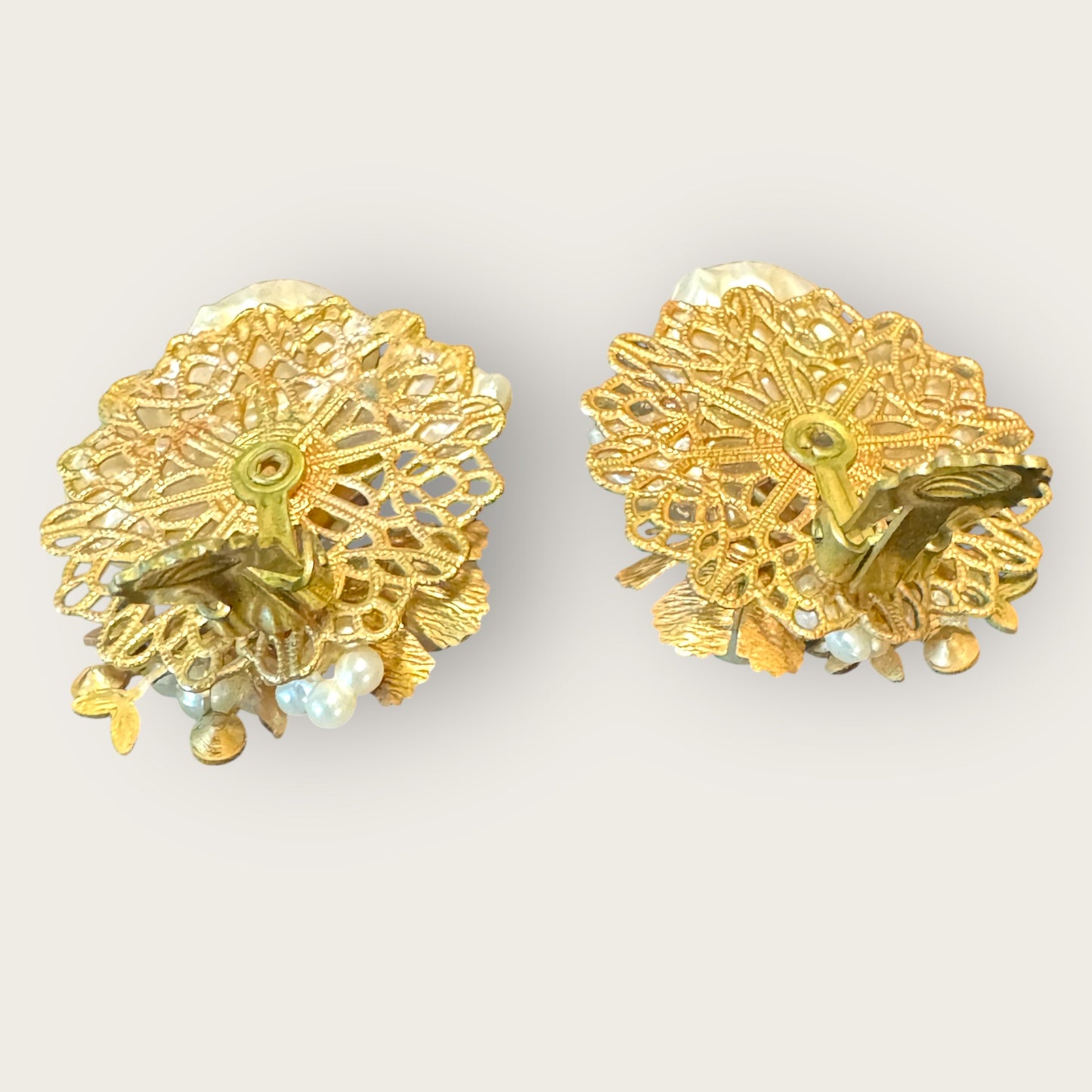 Unsigned Beau Jewels Vintage Gold-Tone & Faux Pearl Floral Clip-On Earrings – Mid-Century Statement Jewelry