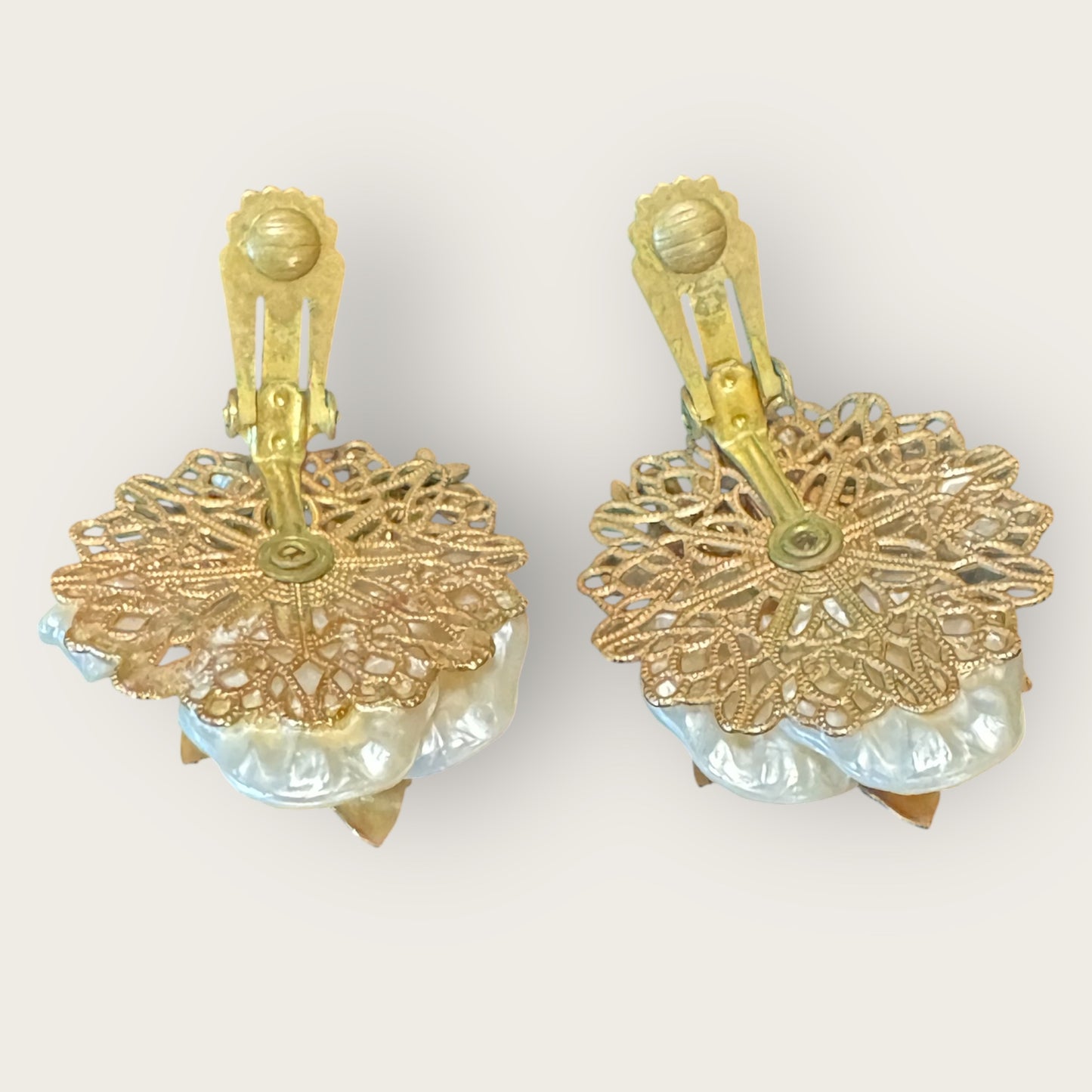 Unsigned Beau Jewels Vintage Gold-Tone & Faux Pearl Floral Clip-On Earrings – Mid-Century Statement Jewelry