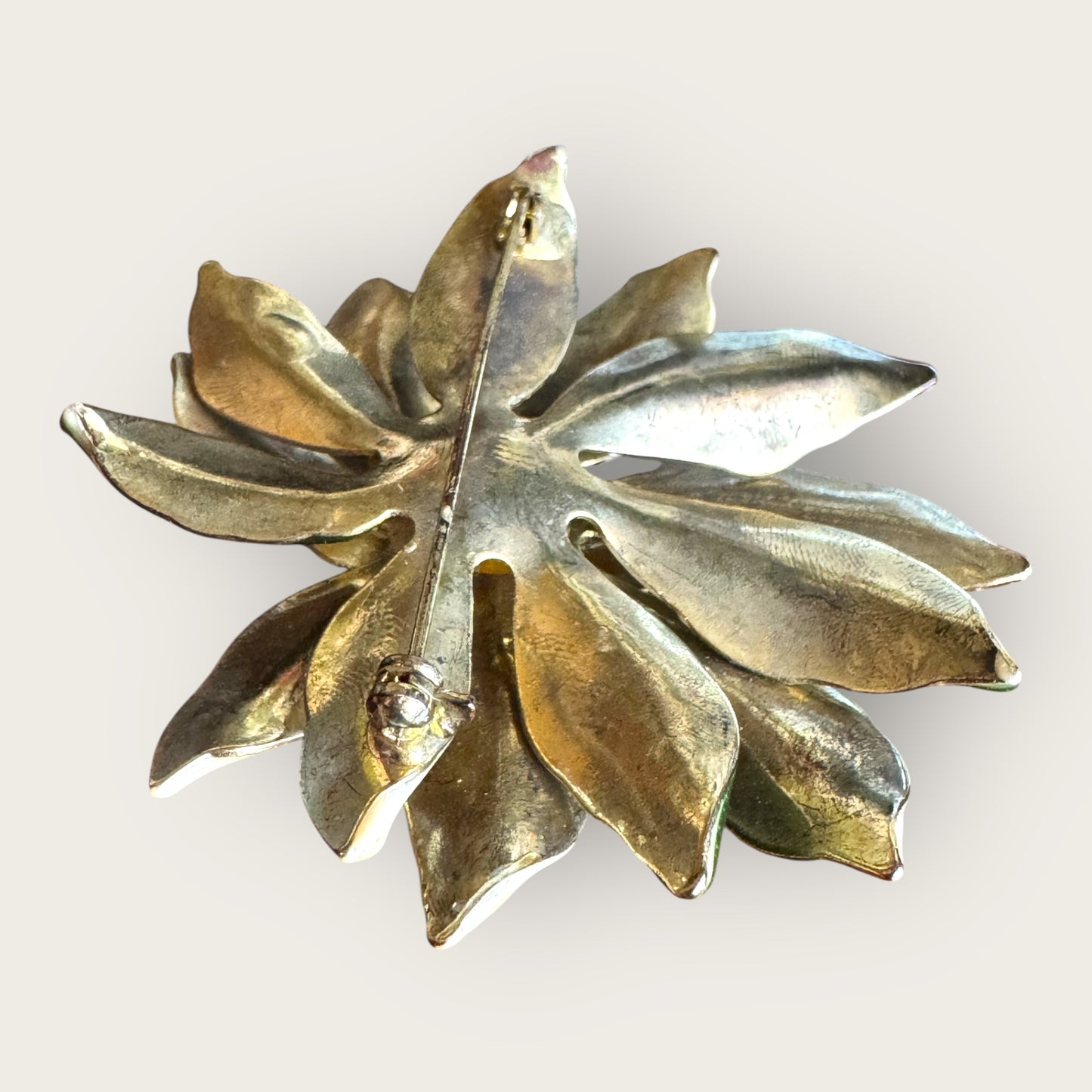Vintage white poinsettia enamel brooch with green leaves and topaz rhinestone center – 1 inch holiday flower pin