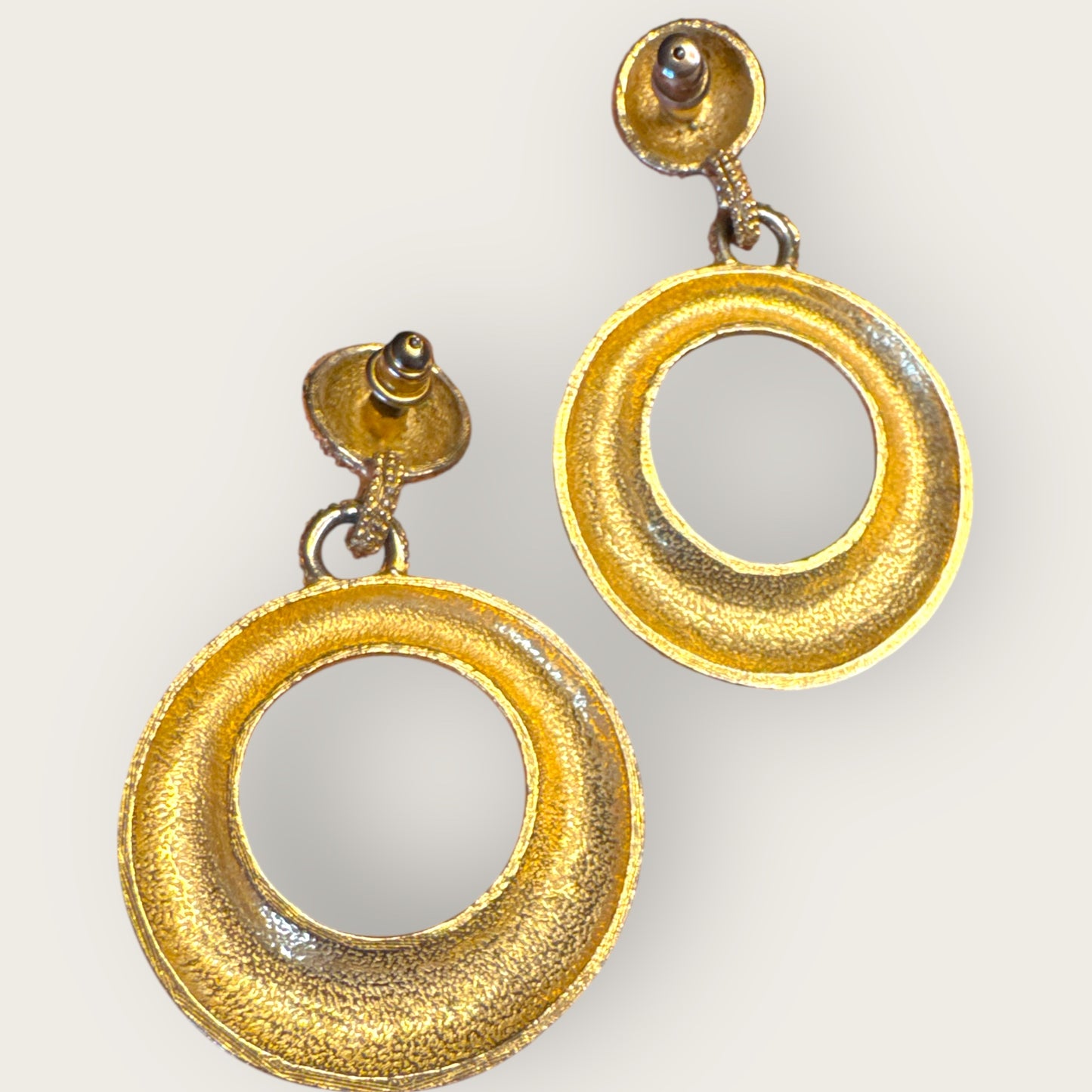 Vintage gold-tone textured hoop earrings – bold statement dangles
