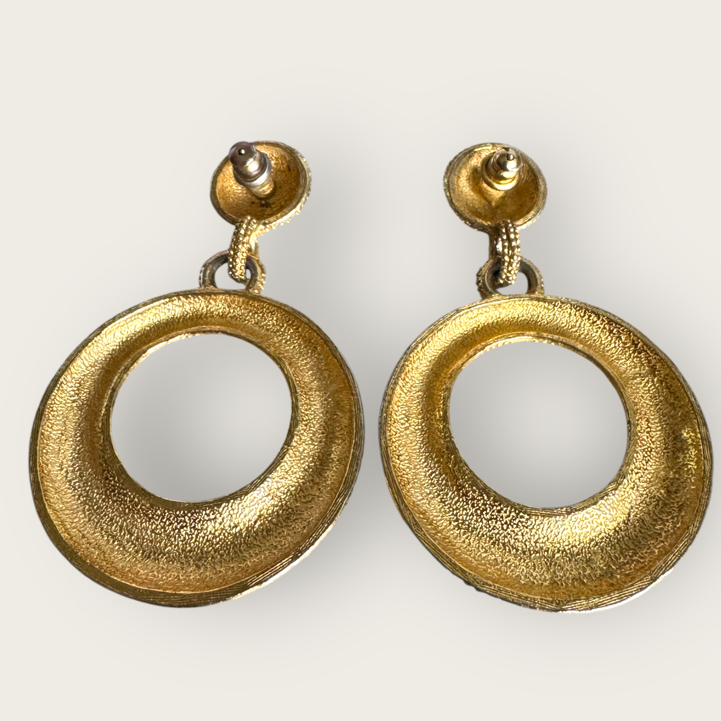 Vintage gold-tone textured hoop earrings – bold statement dangles