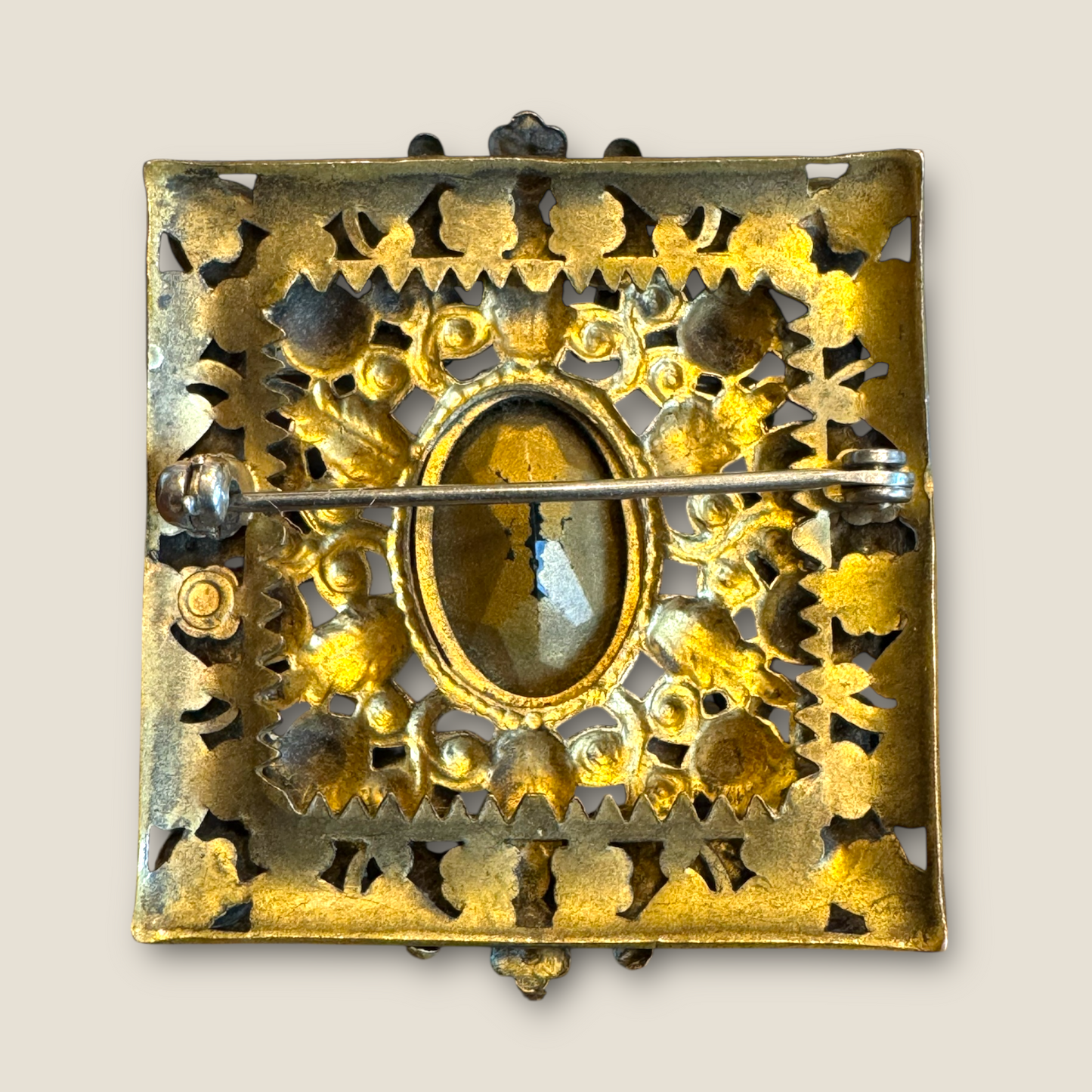 Vintage Czech Emerald Green Glass & Pearl Square Brooch – Ornate Brass Filigree, 1920s–1930s Bohemian Jewelry