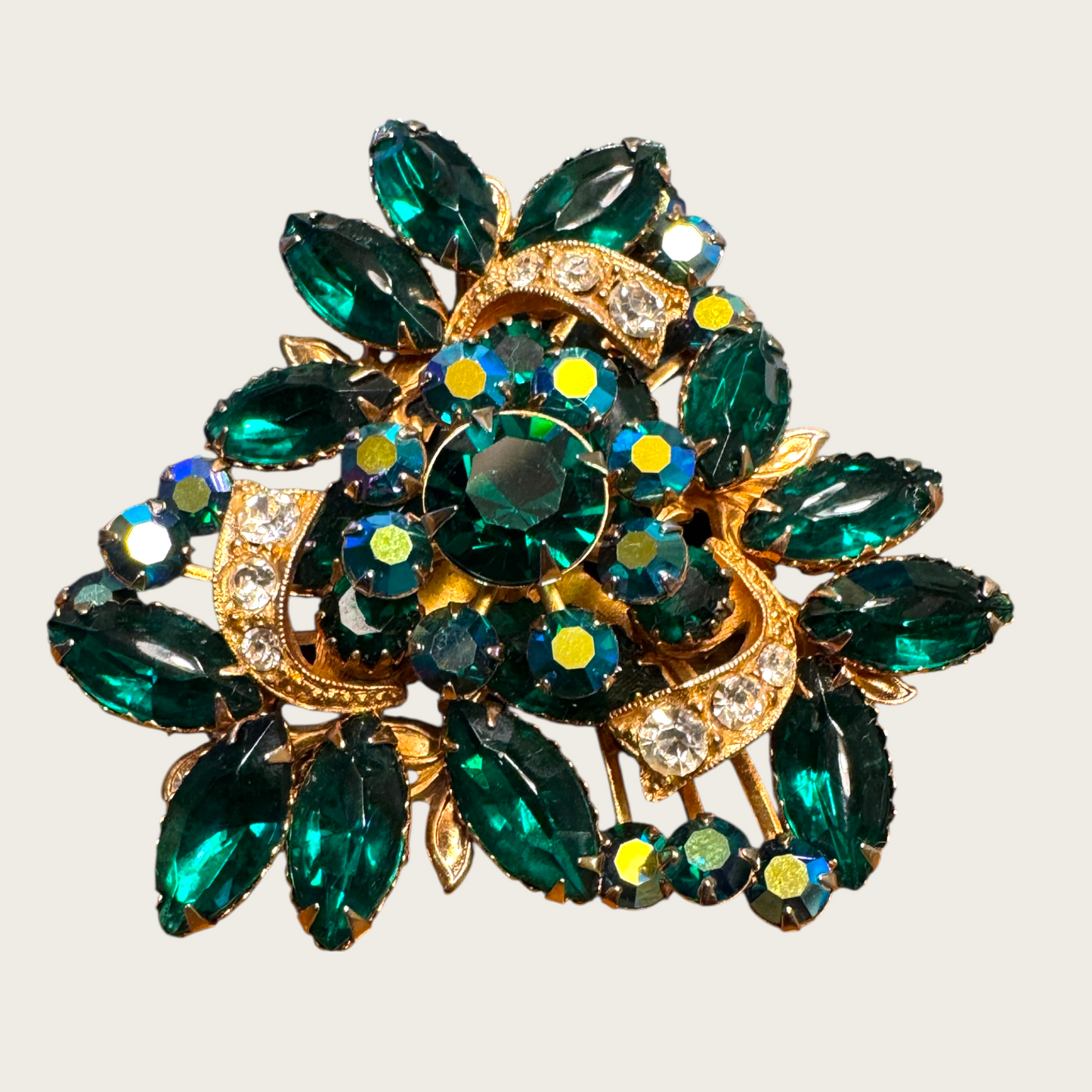 Vintage Emerald Green & Aurora Borealis Rhinestone Brooch with Golden Ribbon Scrolls – Beau Jewels Style