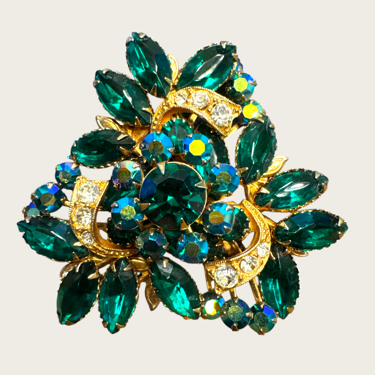 Vintage Emerald Green & Aurora Borealis Rhinestone Brooch with Golden Ribbon Scrolls – Beau Jewels Style