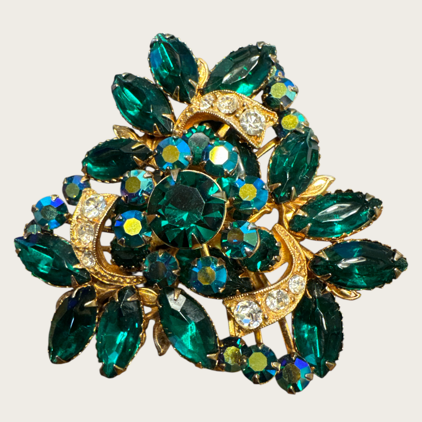 Vintage Emerald Green & Aurora Borealis Rhinestone Brooch with Golden Ribbon Scrolls – Beau Jewels Style