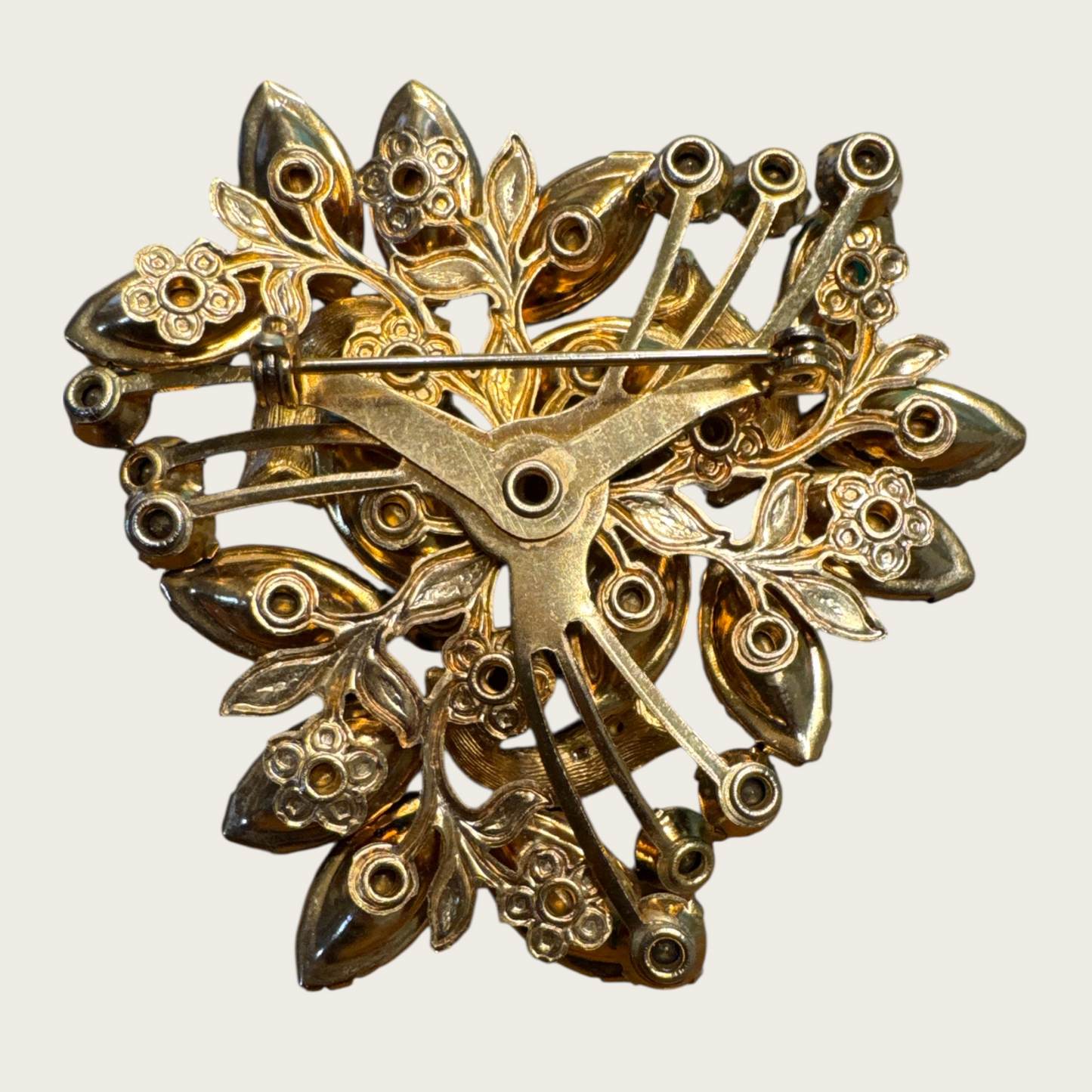 Vintage Emerald Green & Aurora Borealis Rhinestone Brooch with Golden Ribbon Scrolls – Beau Jewels Style