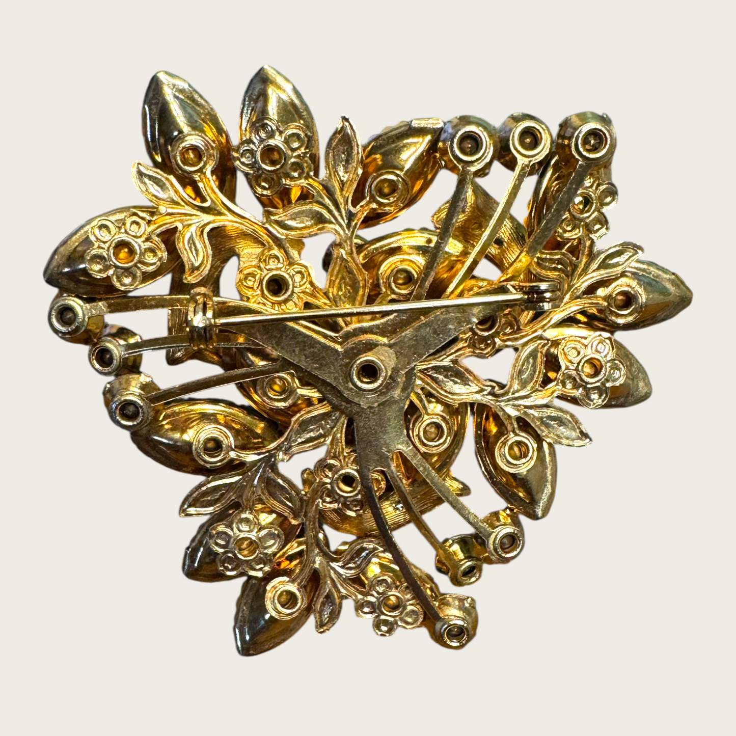 Vintage Emerald Green & Aurora Borealis Rhinestone Brooch with Golden Ribbon Scrolls – Beau Jewels Style