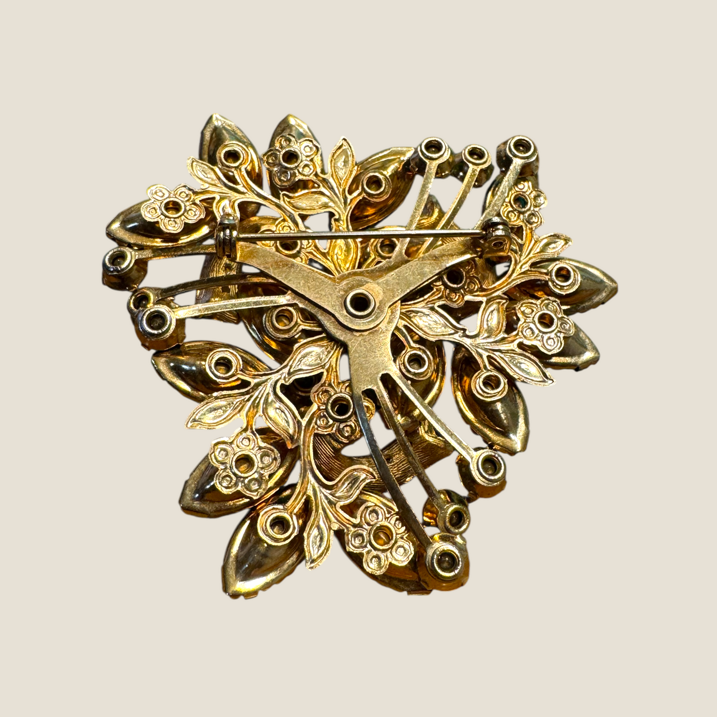 Vintage Emerald Green & Aurora Borealis Rhinestone Brooch with Golden Ribbon Scrolls – Beau Jewels Style