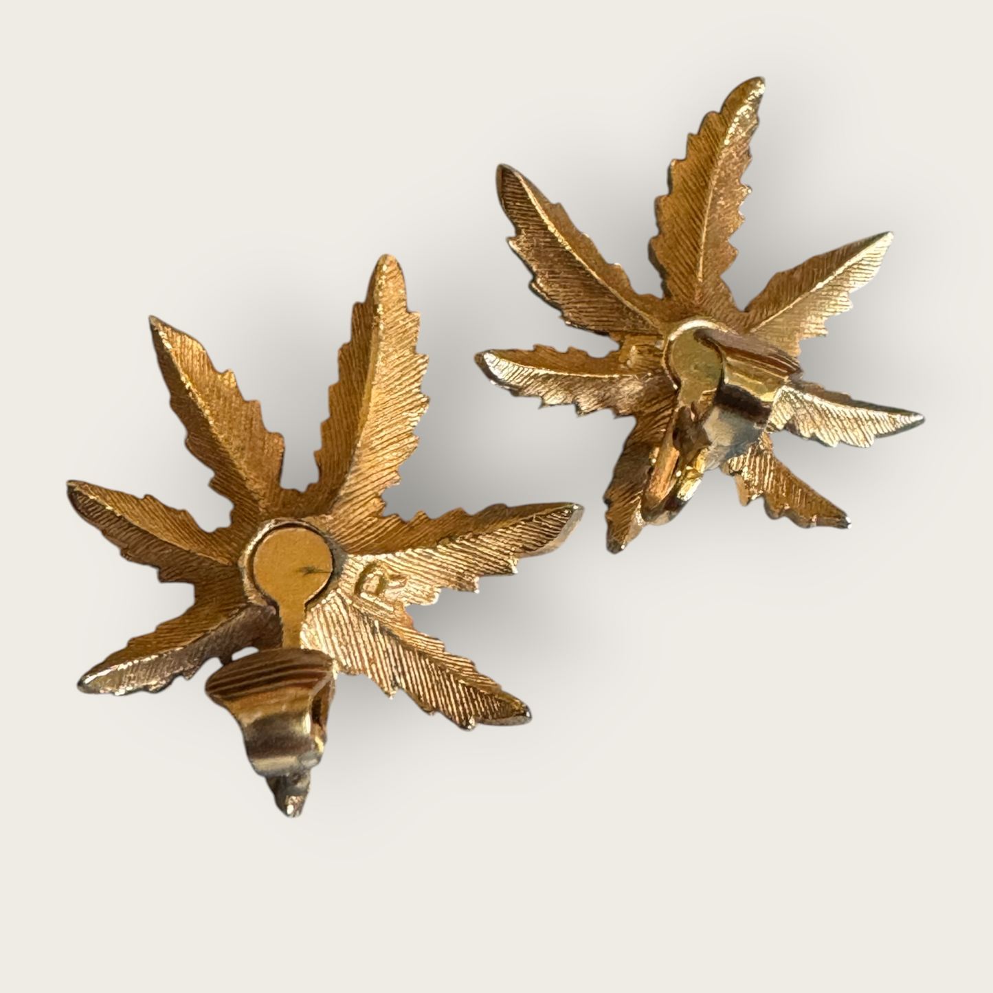 Vintage Sarah Coventry Gold-Tone Leaf Starburst Clip-On Earrings – 1970s Signed
