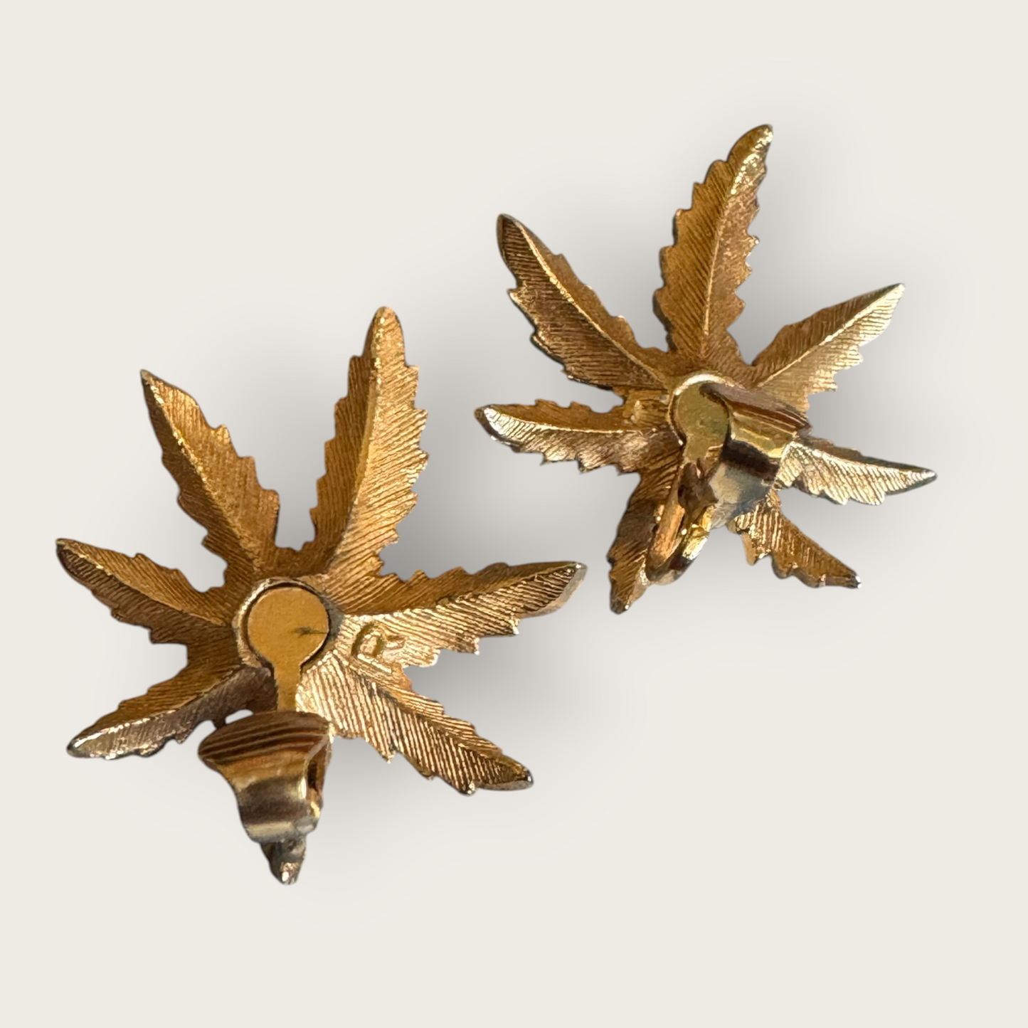 Vintage Sarah Coventry Gold-Tone Leaf Starburst Clip-On Earrings – 1970s Signed