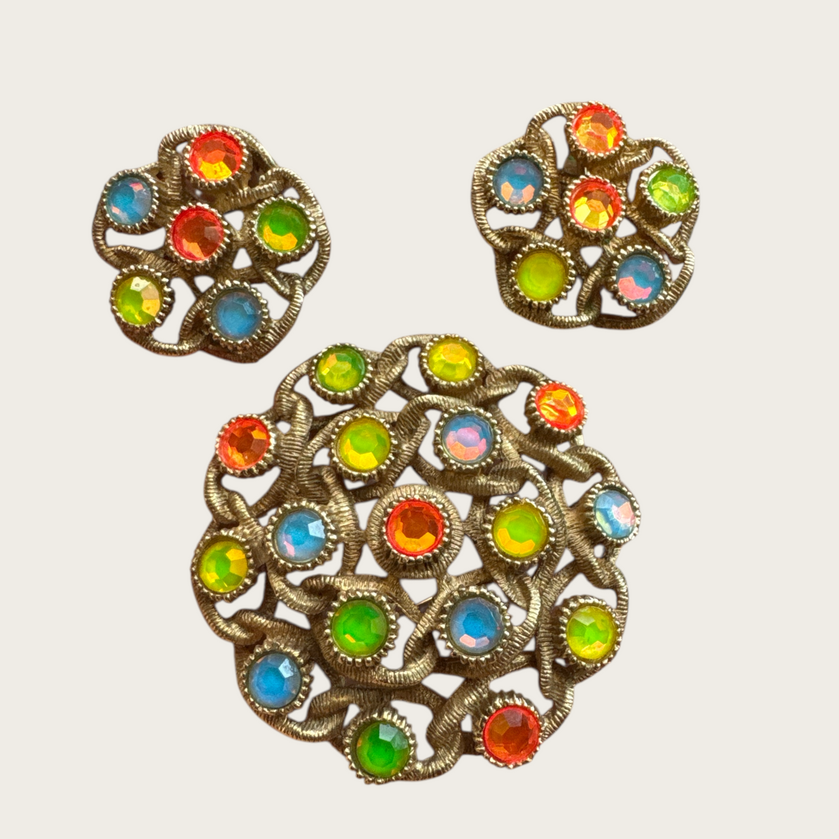SARAH Coventry “Fiesta” Cabochon Brooch & Earring Set – Multicolor Uranium Glass, 1960s Gold-Tone