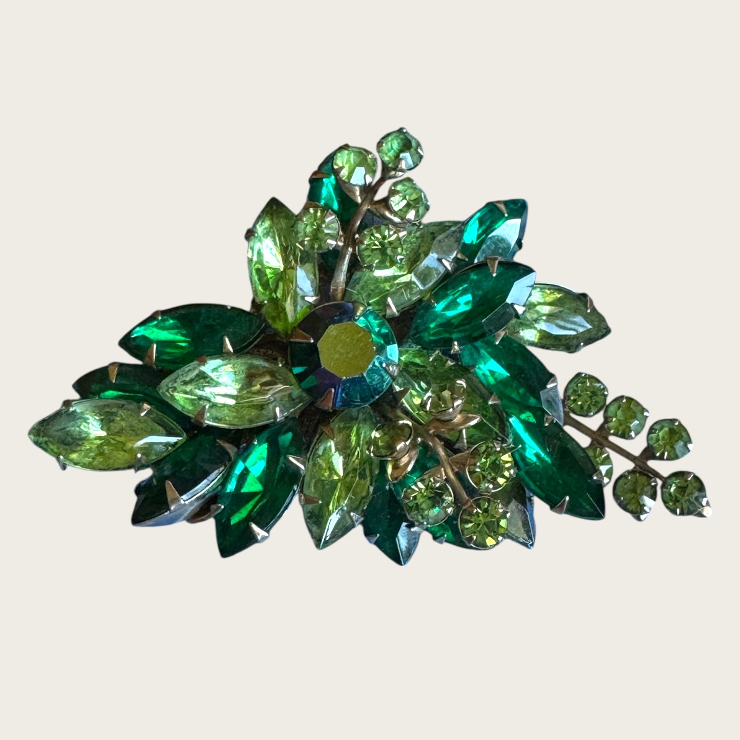 Vintage Emerald Green & Light Peridot Rhinestone Spray Brooch – Layered Silvertone Design (1950s–1960s)