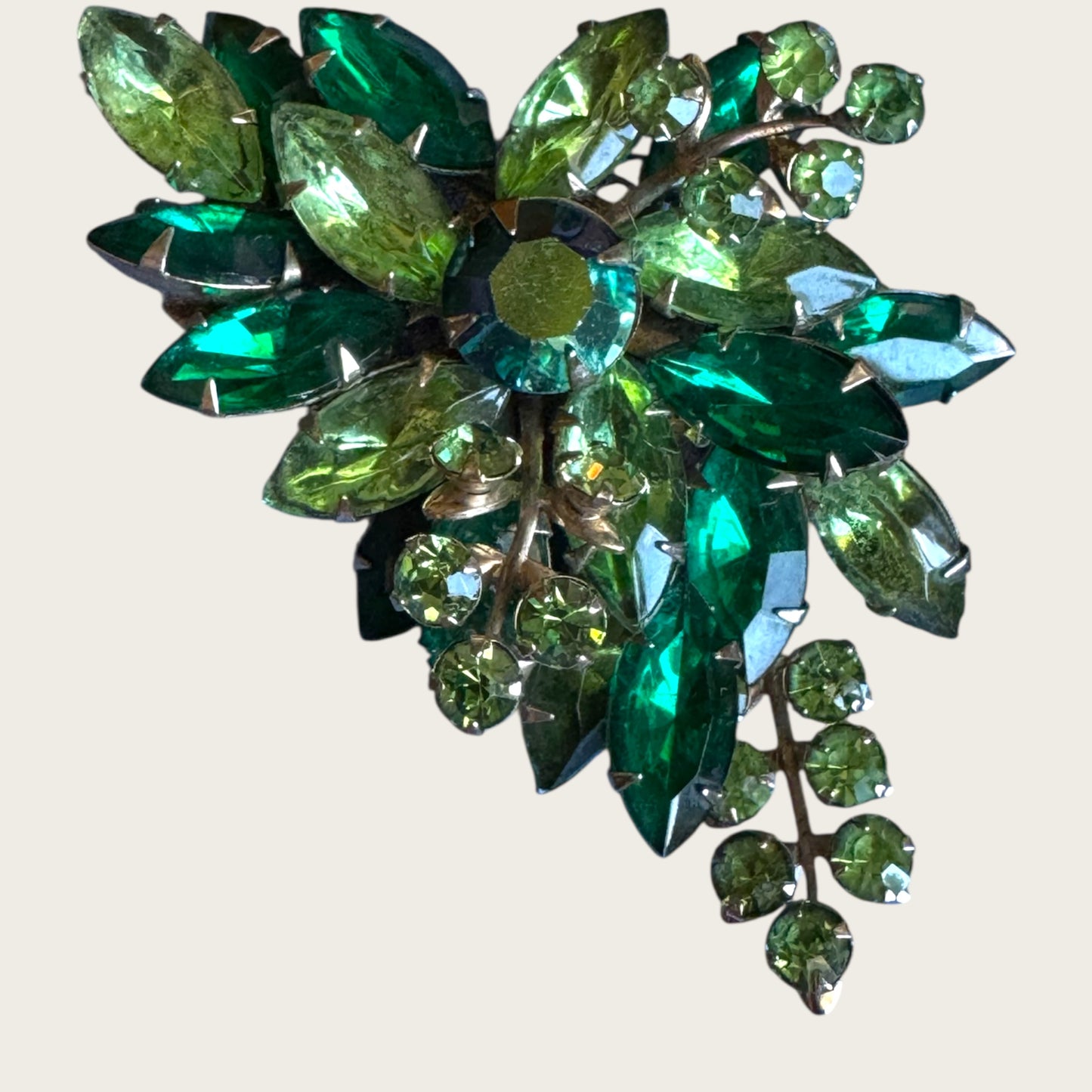 Vintage Emerald Green & Light Peridot Rhinestone Spray Brooch – Layered Silvertone Design (1950s–1960s)