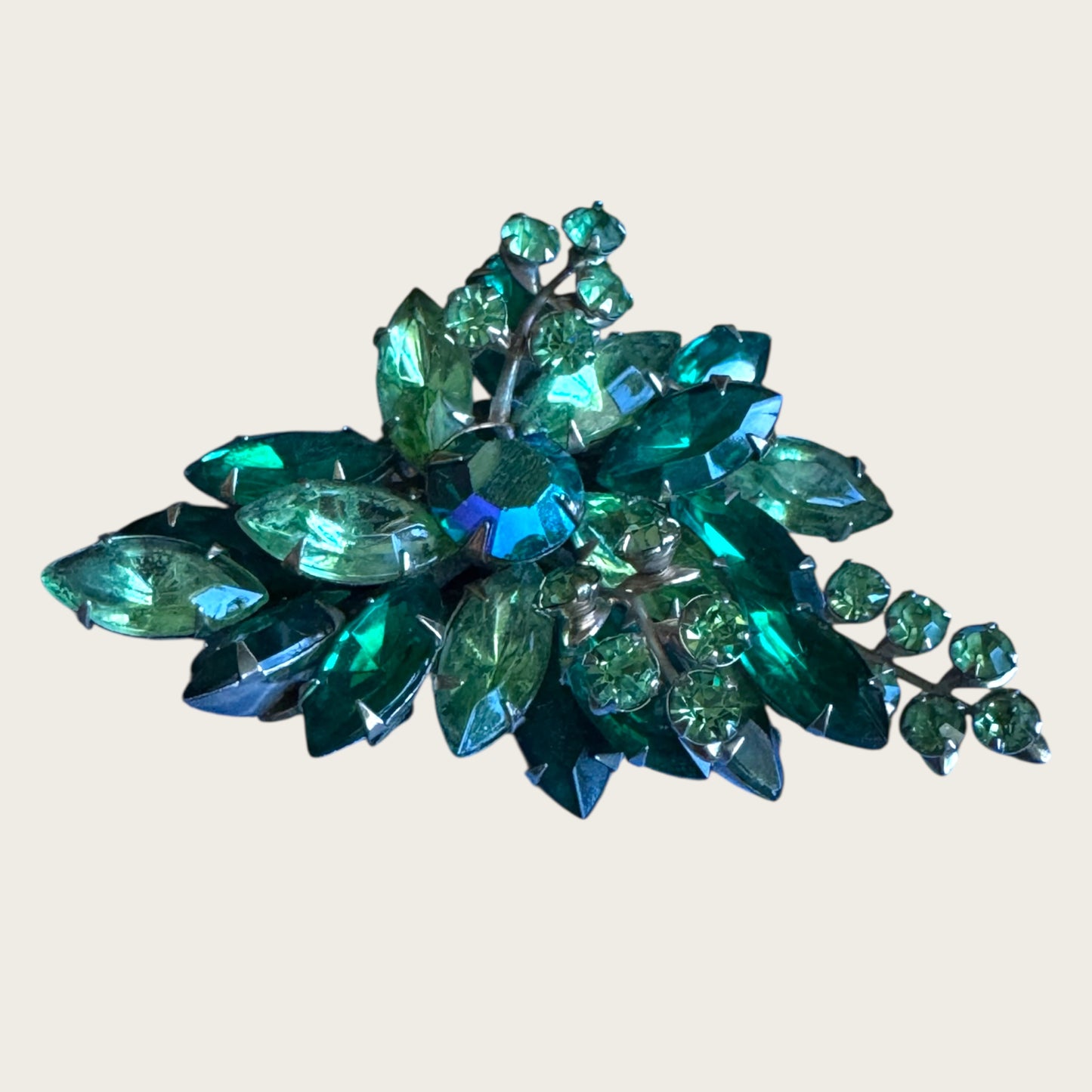 Vintage Emerald Green & Light Peridot Rhinestone Spray Brooch – Layered Silvertone Design (1950s–1960s)