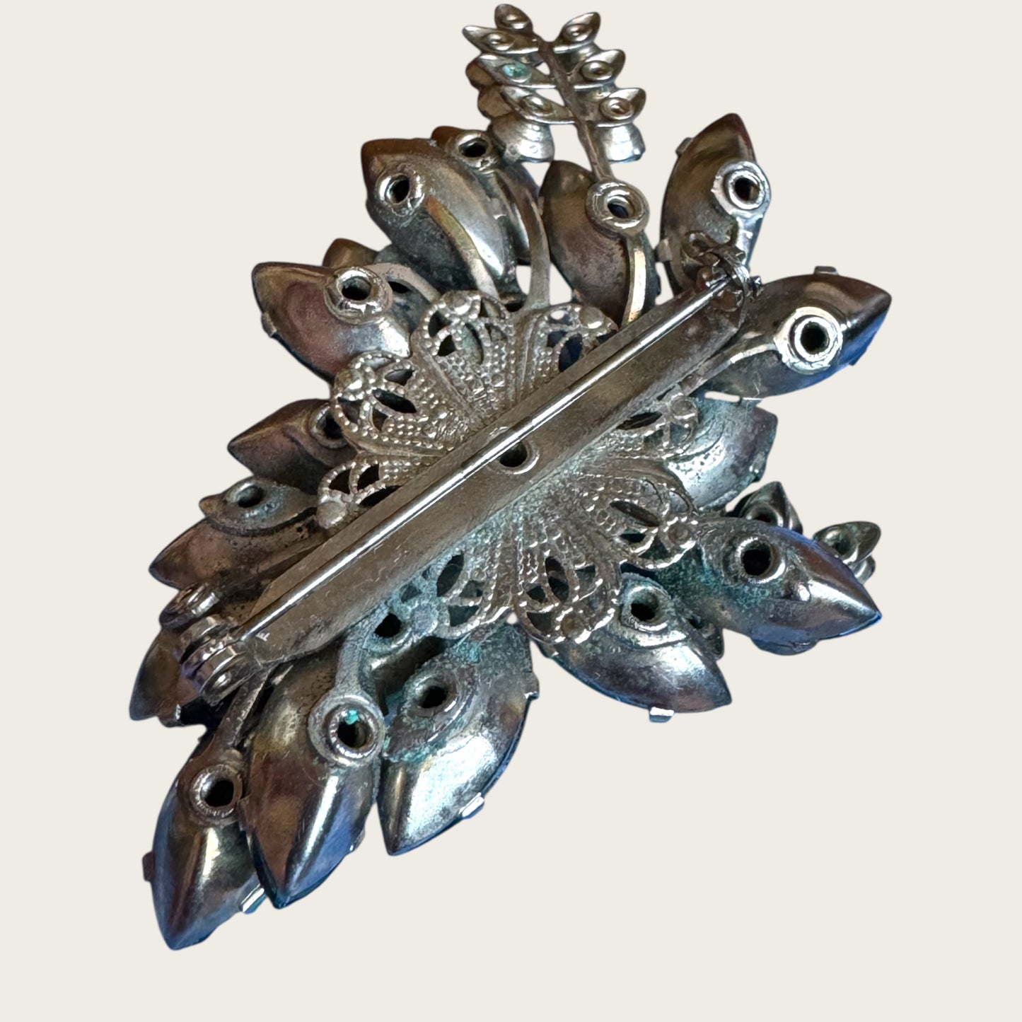 Vintage Emerald Green & Light Peridot Rhinestone Spray Brooch – Layered Silvertone Design (1950s–1960s)