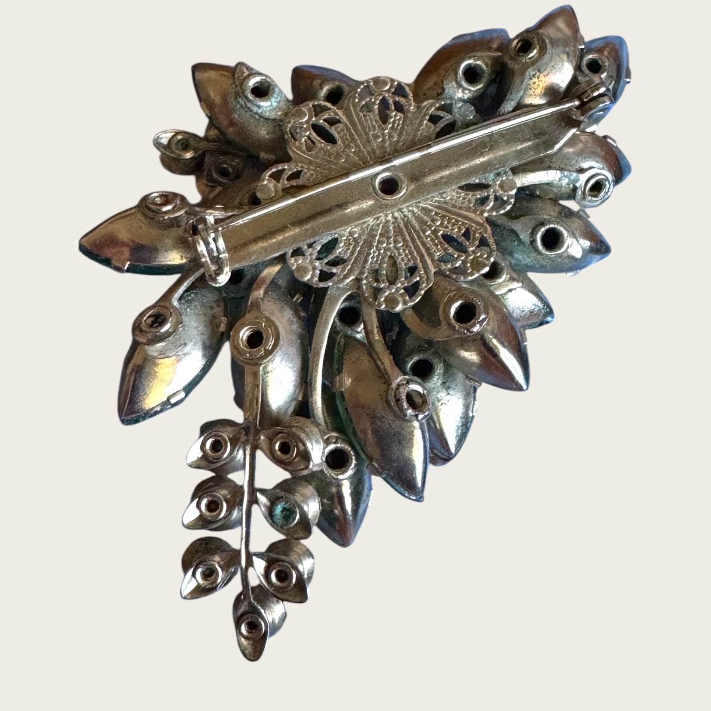 Vintage Emerald Green & Light Peridot Rhinestone Spray Brooch – Layered Silvertone Design (1950s–1960s)