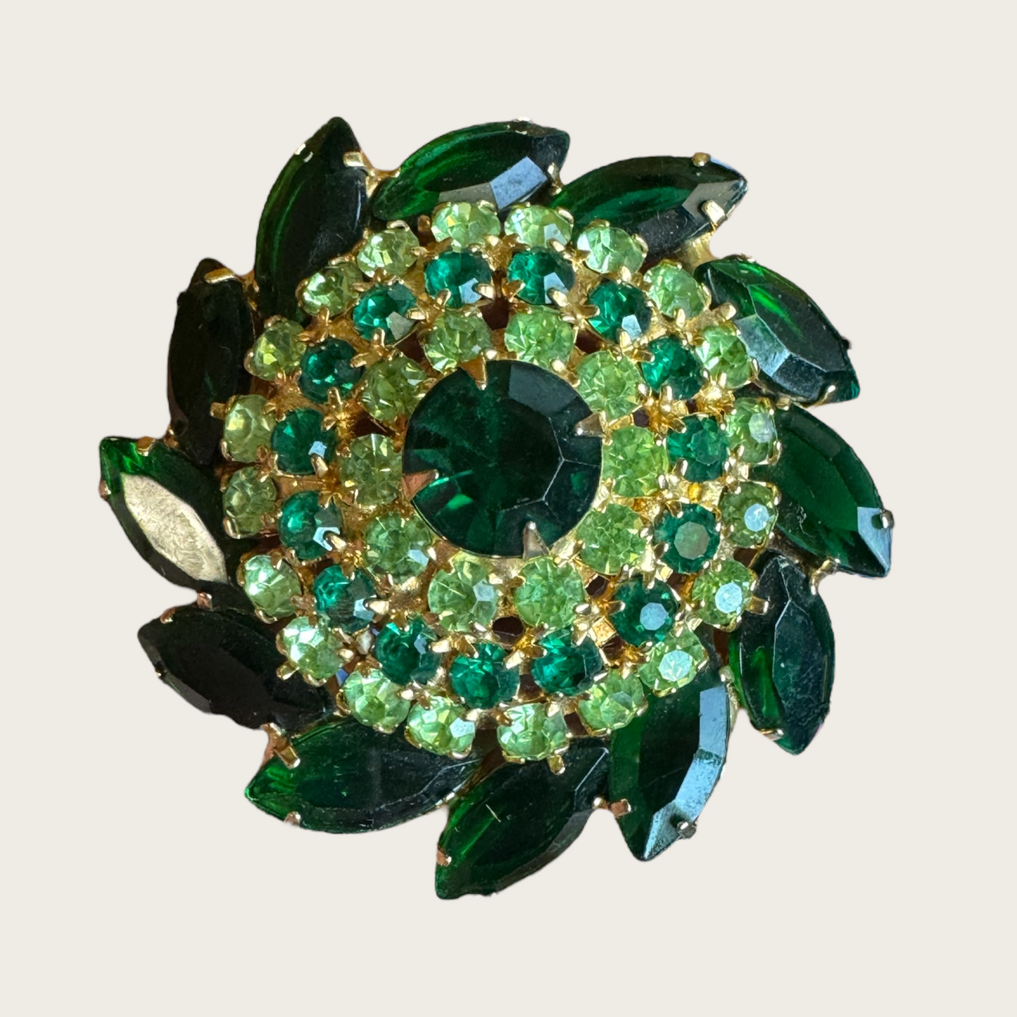 Mid-Century Uranium & Emerald Glass Wreath Brooch – Layered Gold-Tone Domed Design