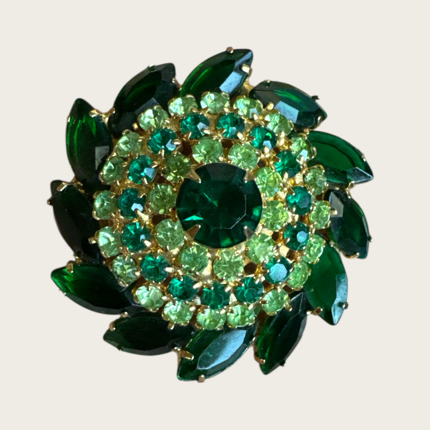 Mid-Century Uranium & Emerald Glass Wreath Brooch – Layered Gold-Tone Domed Design