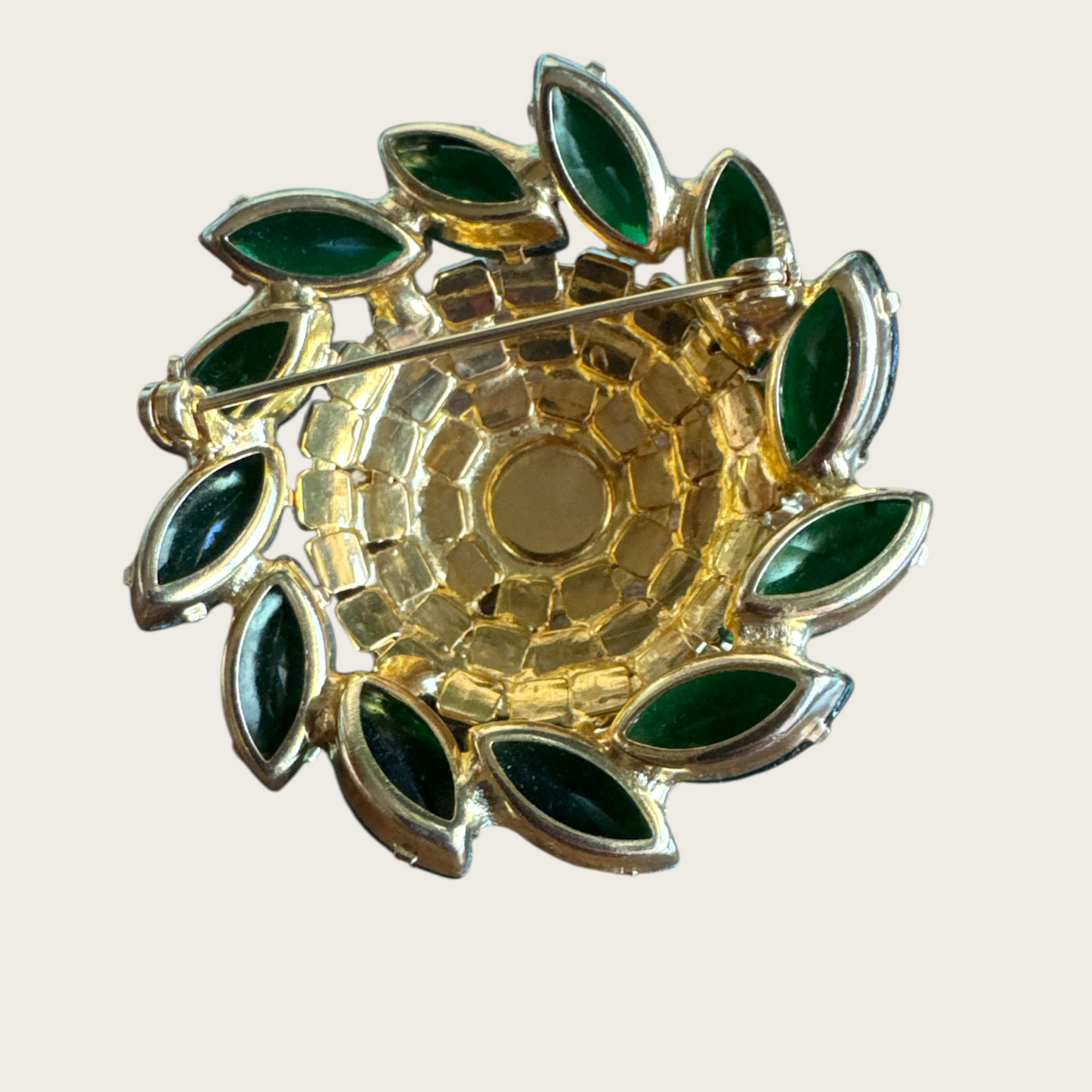 Mid-Century Uranium & Emerald Glass Wreath Brooch – Layered Gold-Tone Domed Design
