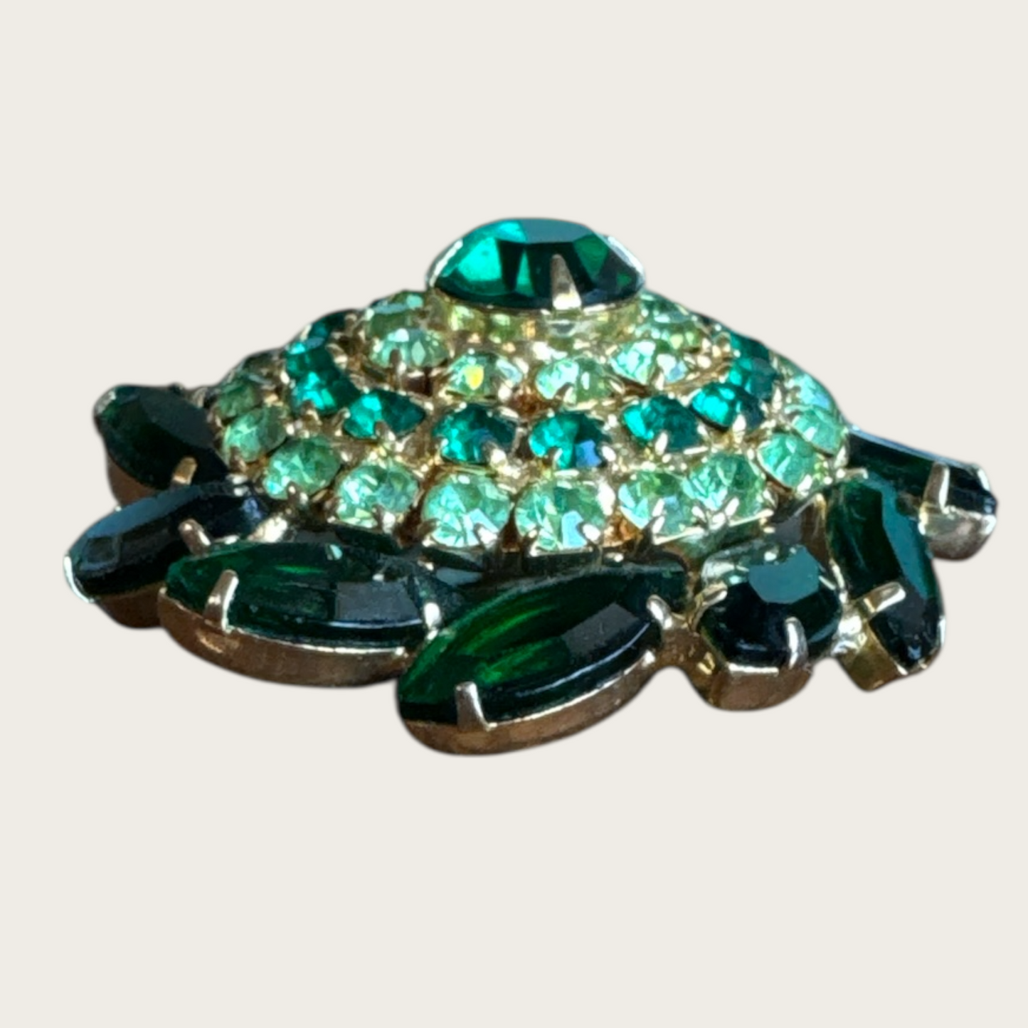 Mid-Century Uranium & Emerald Glass Wreath Brooch – Layered Gold-Tone Domed Design